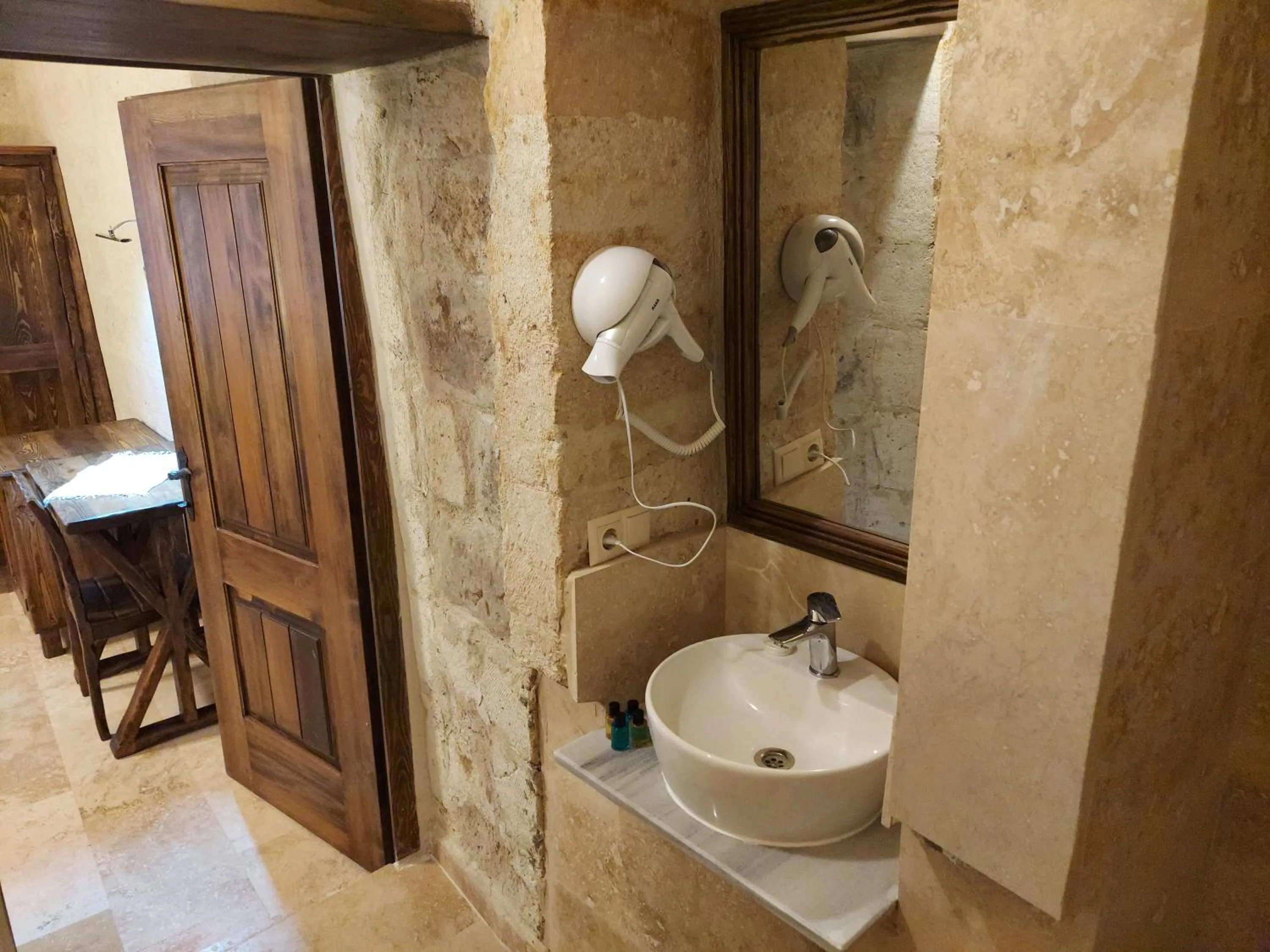 Bathroom in ARMEsos Cave Hotel