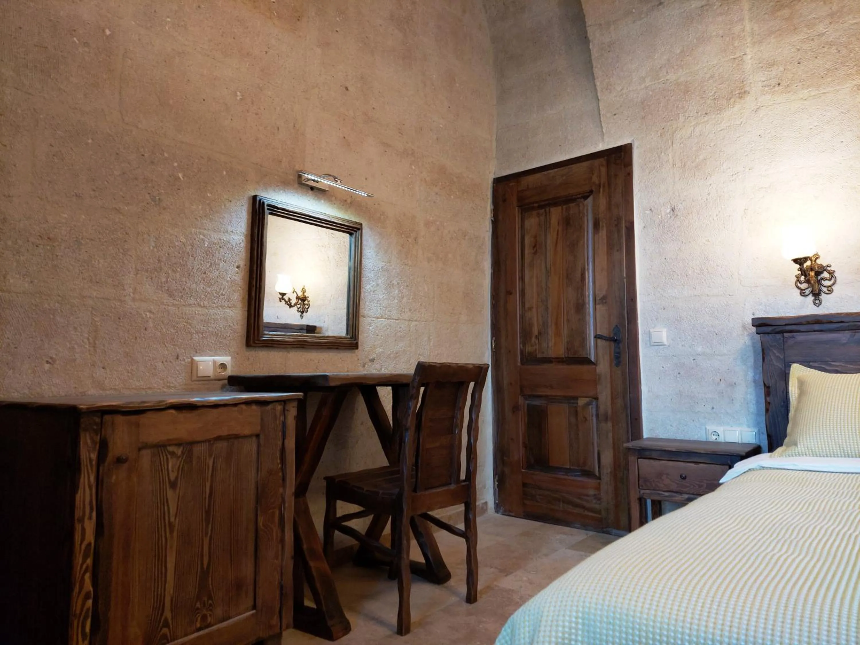 Photo of the whole room, Bed in ARMEsos Cave Hotel