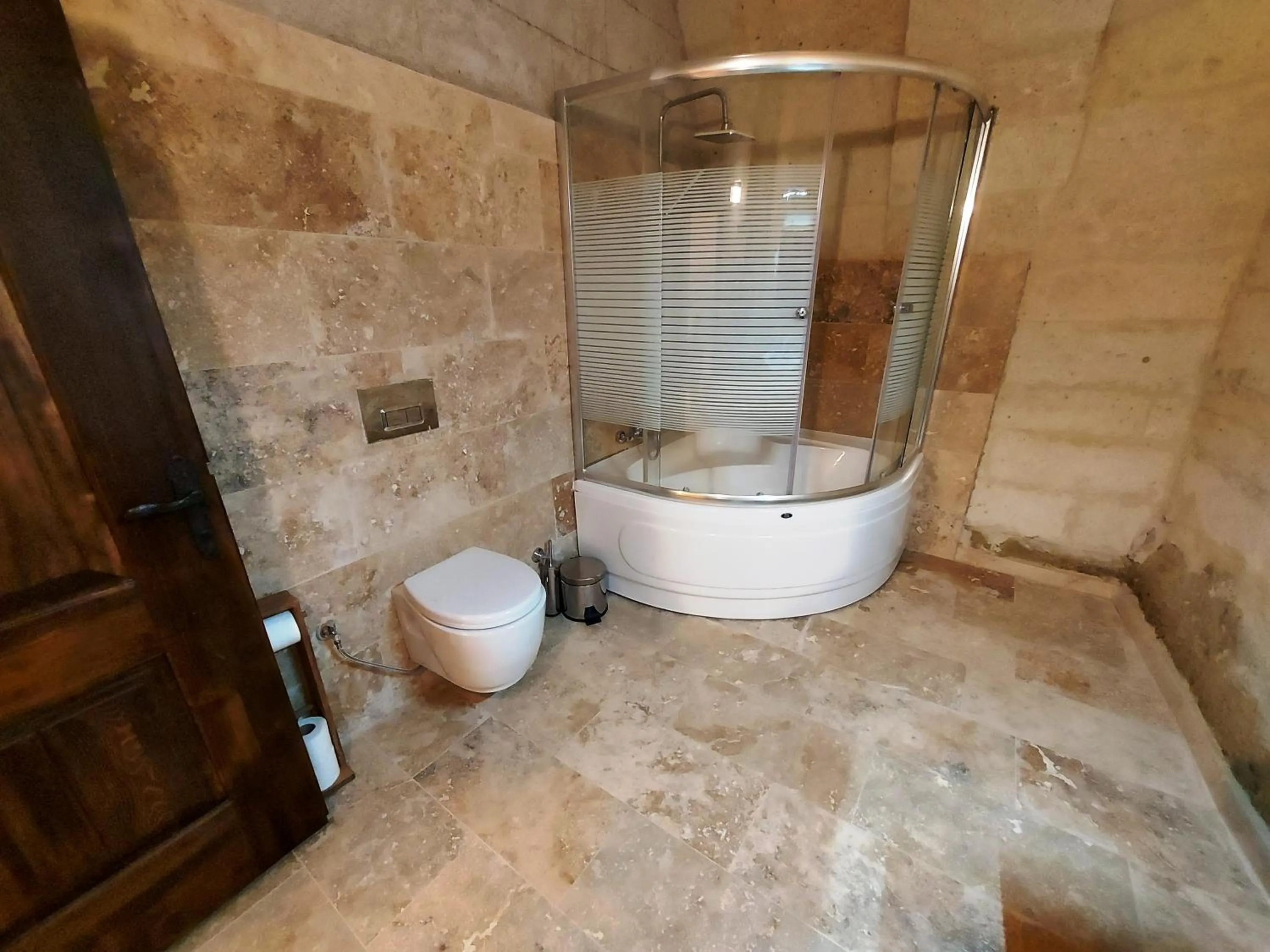 Bathroom in ARMEsos Cave Hotel