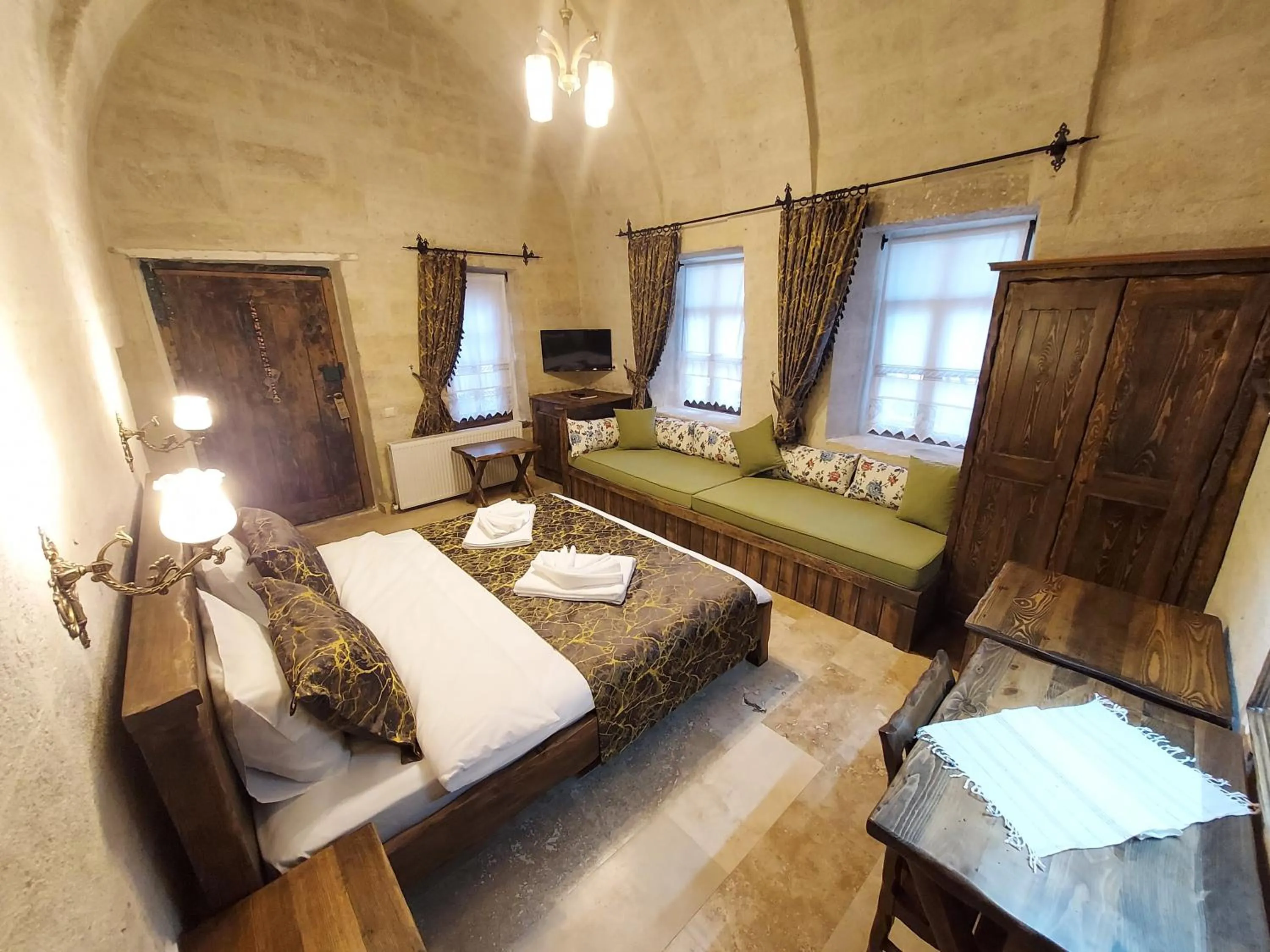Photo of the whole room, Bed in ARMEsos Cave Hotel