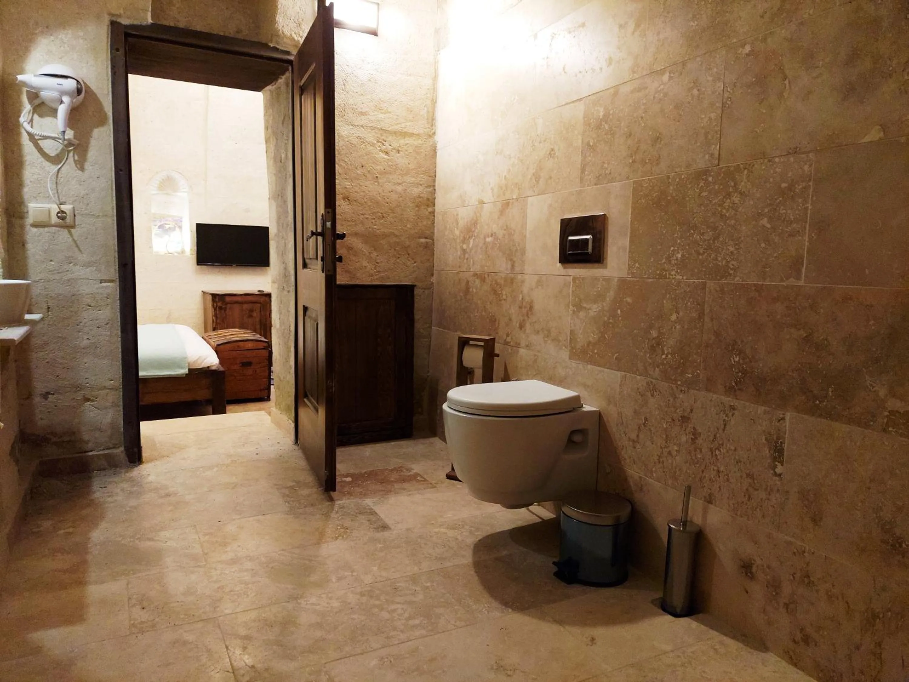 Bathroom in ARMEsos Cave Hotel
