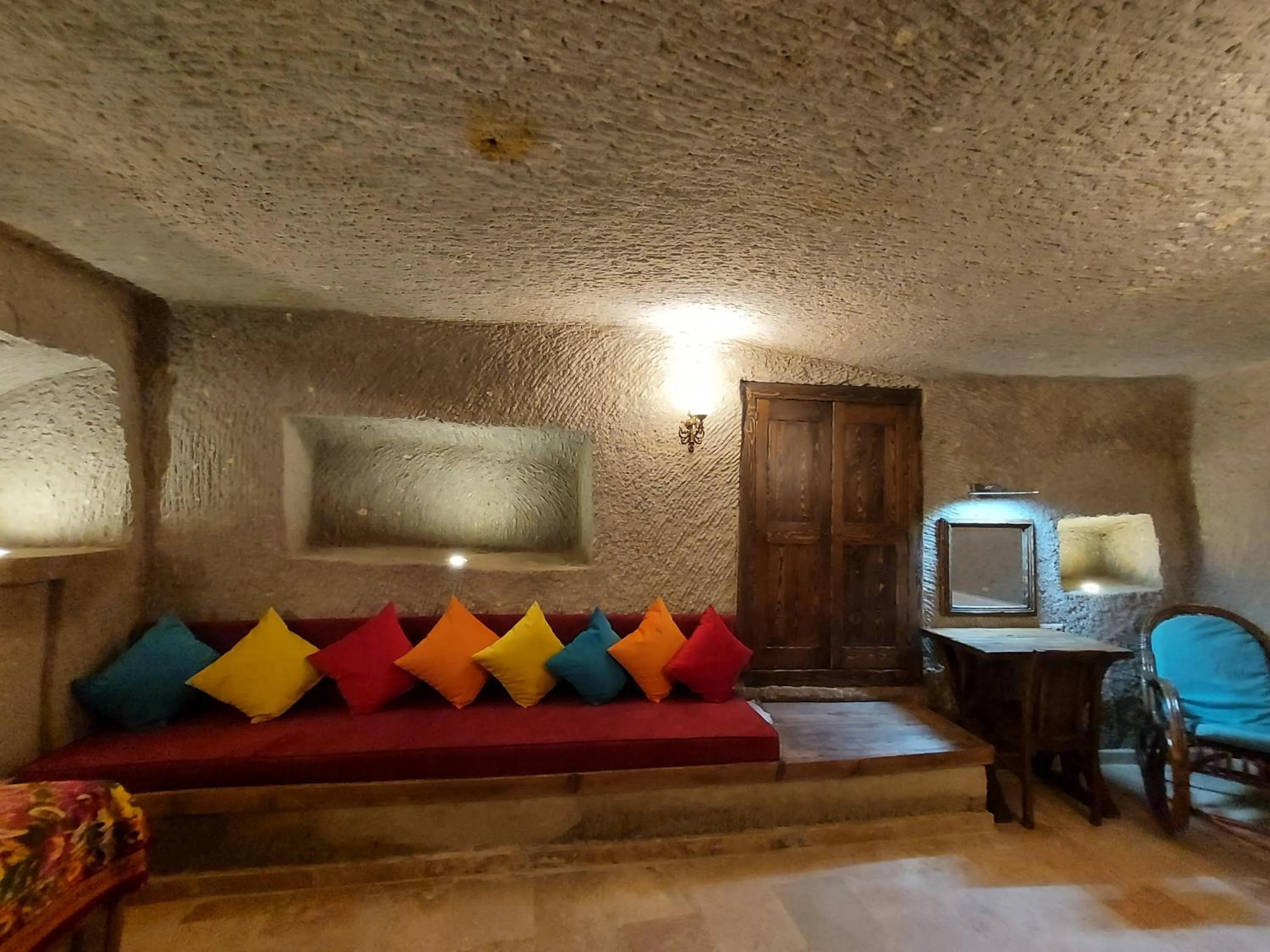 Seating area, Bed in ARMEsos Cave Hotel