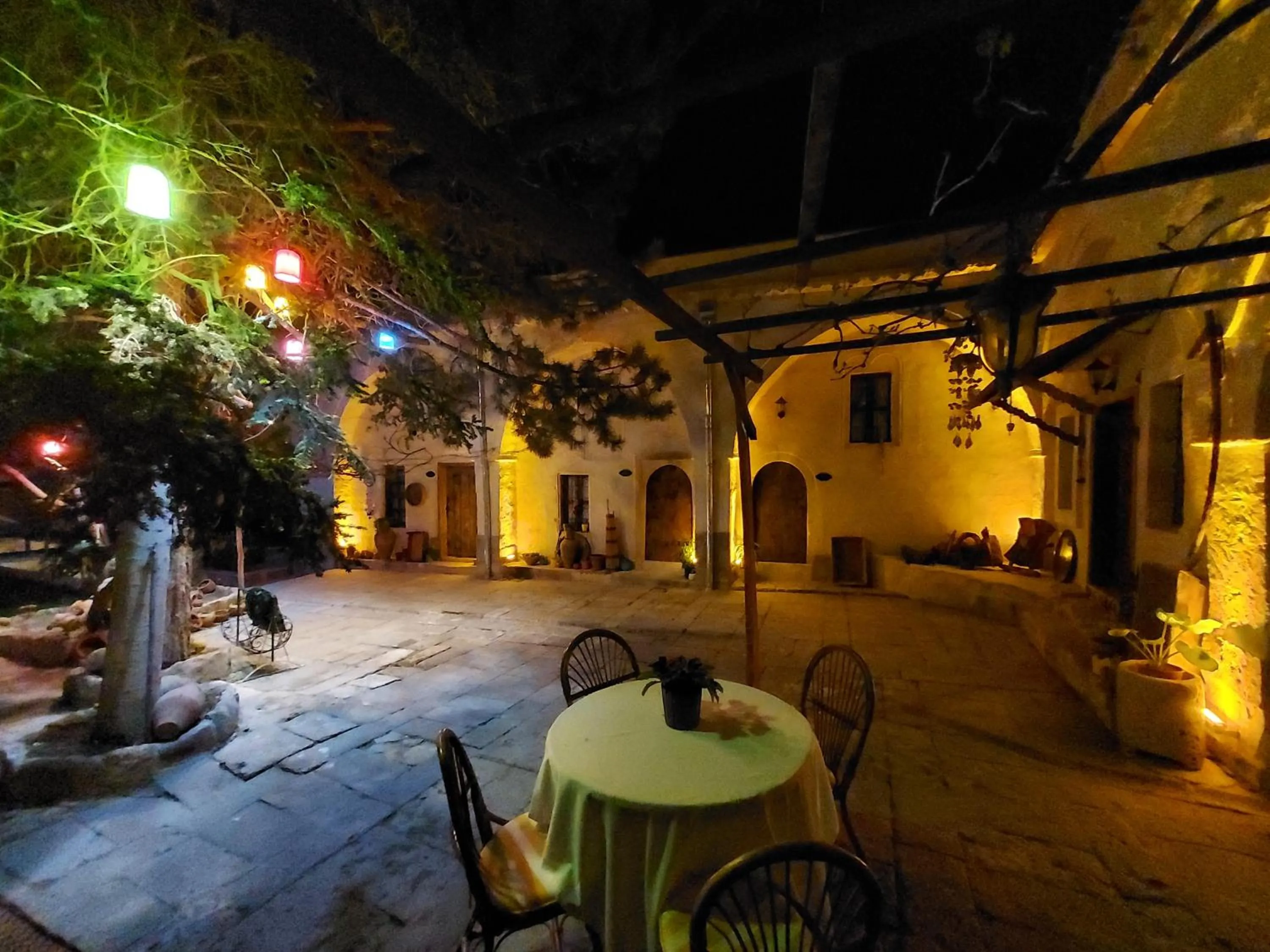 Patio in ARMEsos Cave Hotel