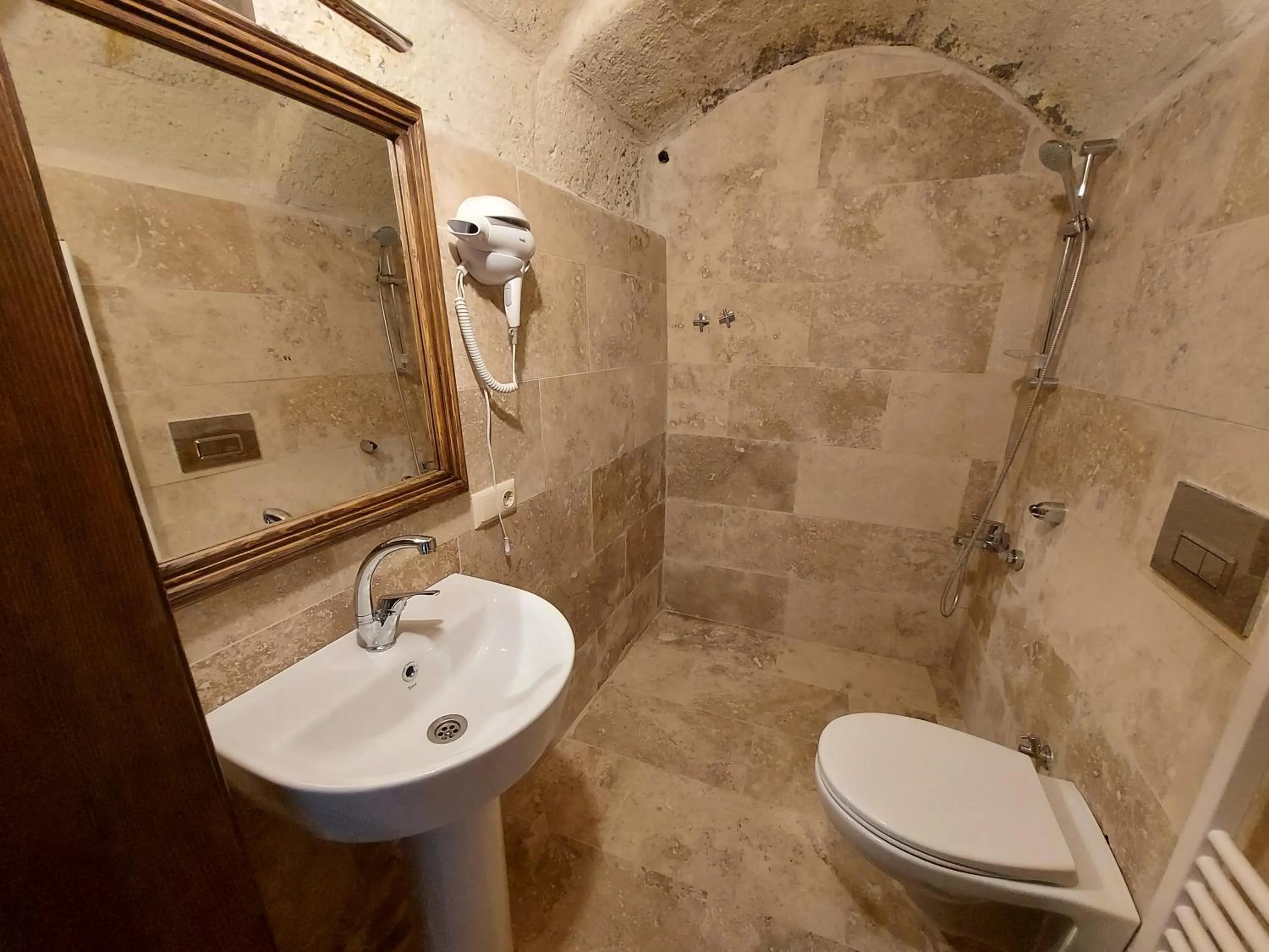 Bathroom in ARMEsos Cave Hotel