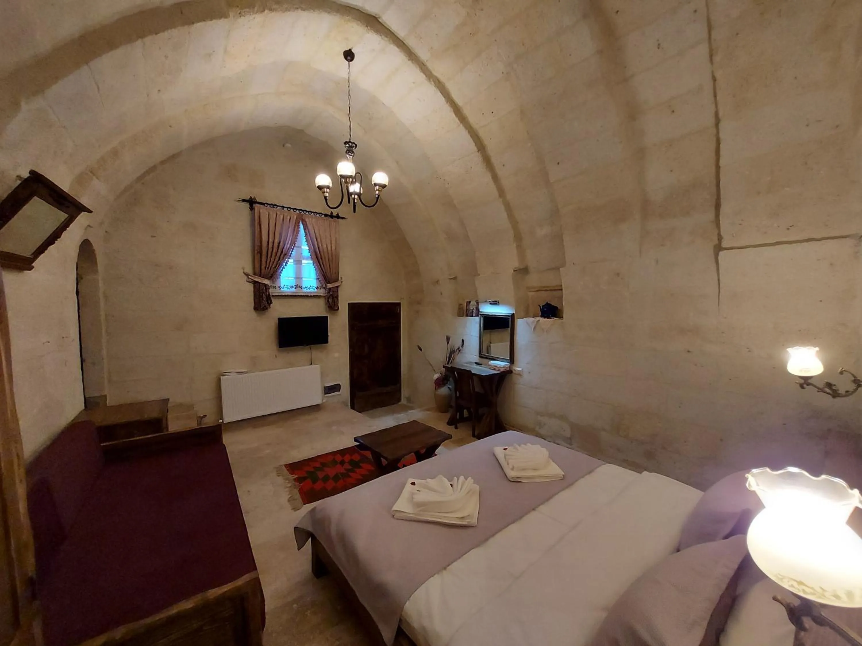 Photo of the whole room, Bed in ARMEsos Cave Hotel