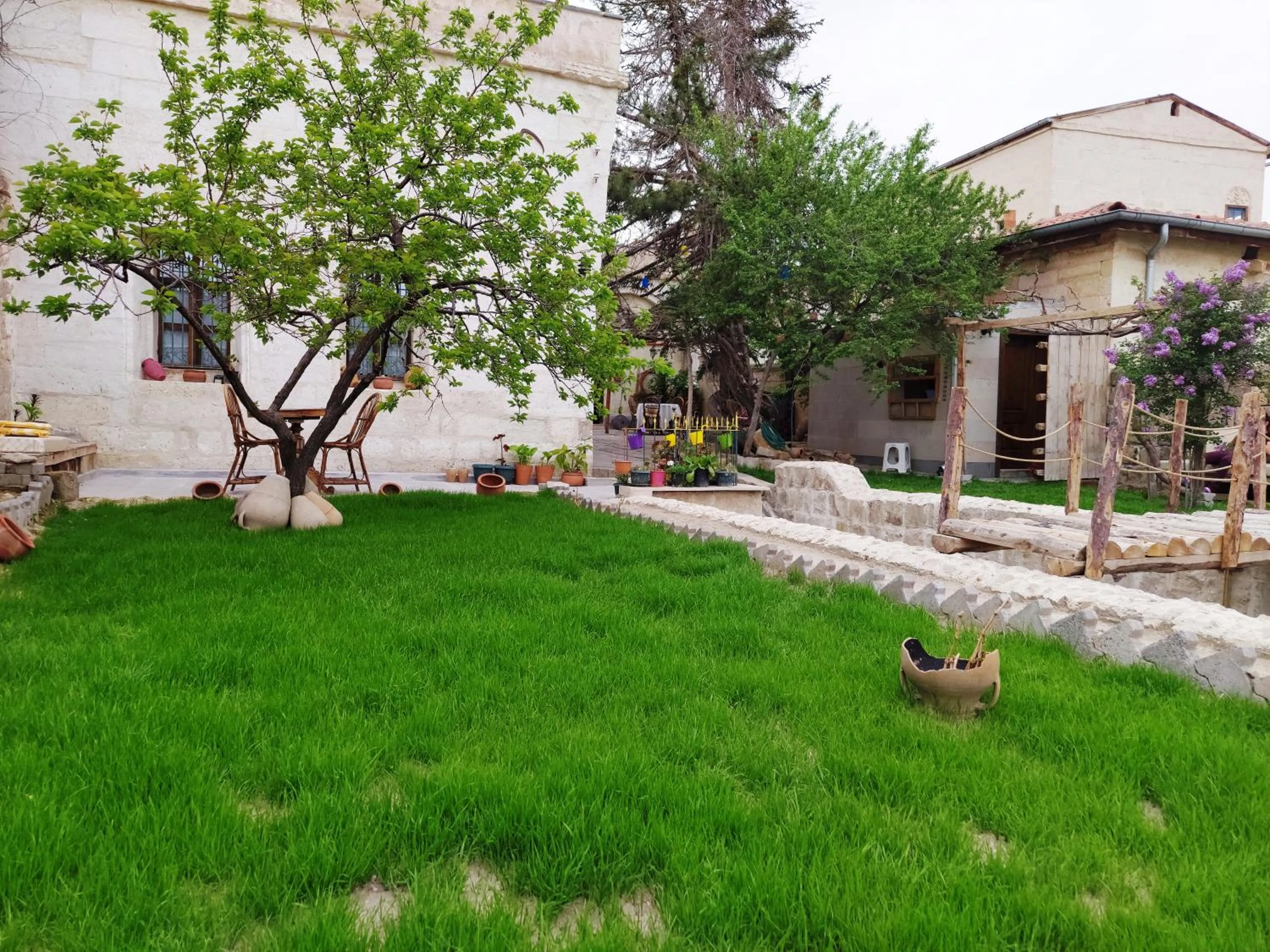 Garden in ARMEsos Cave Hotel