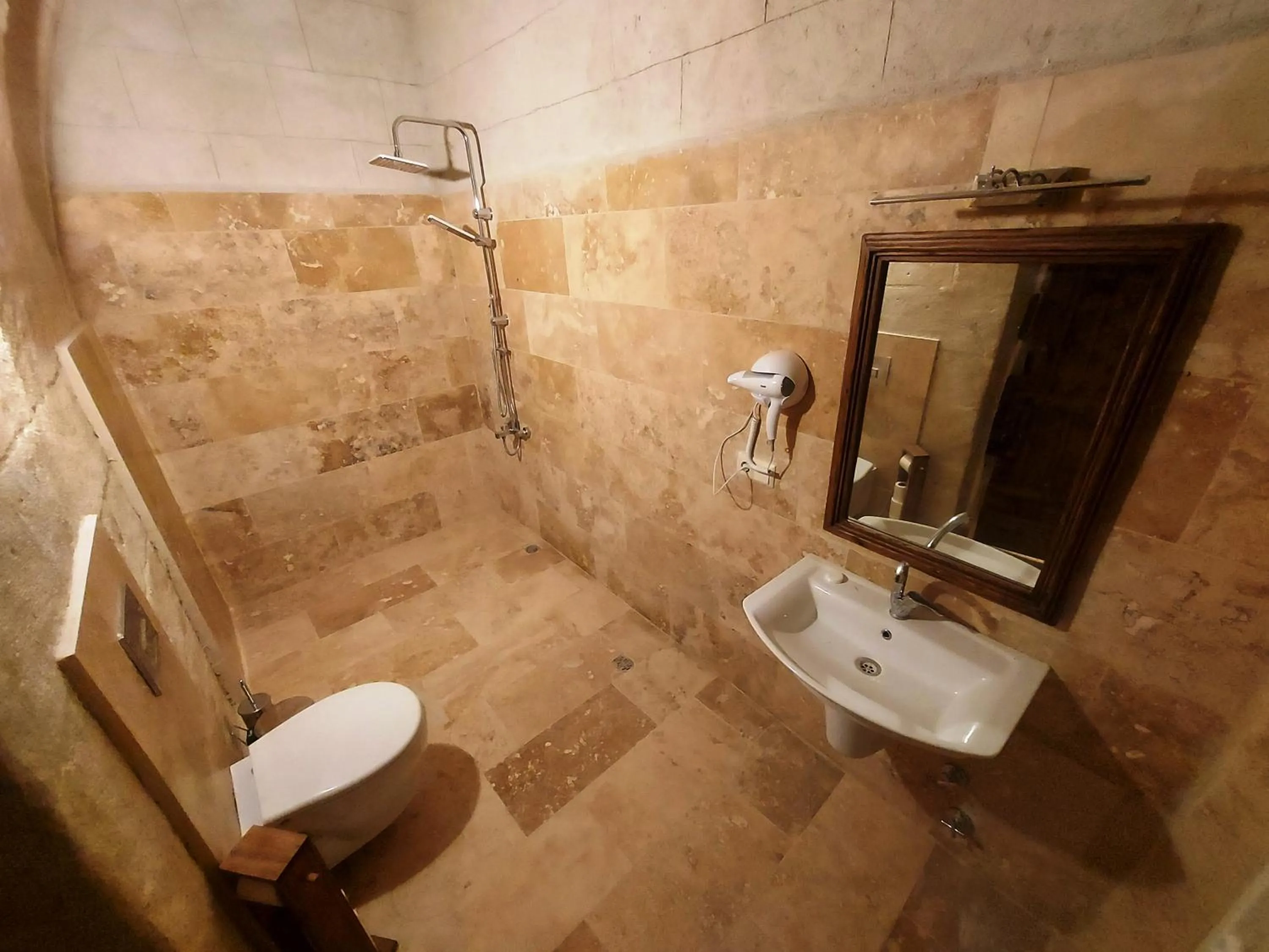 Bathroom in ARMEsos Cave Hotel