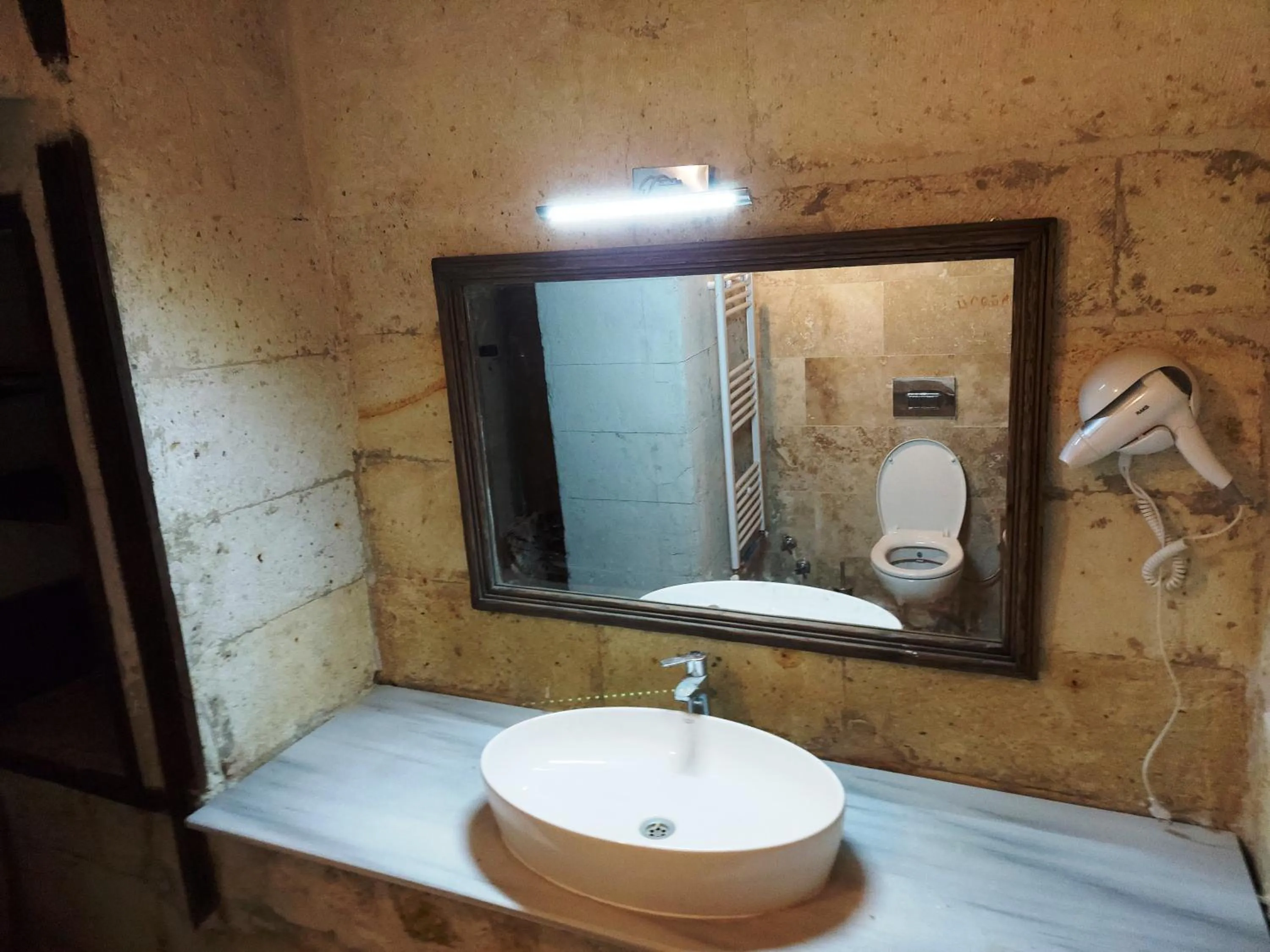 Bathroom in ARMEsos Cave Hotel