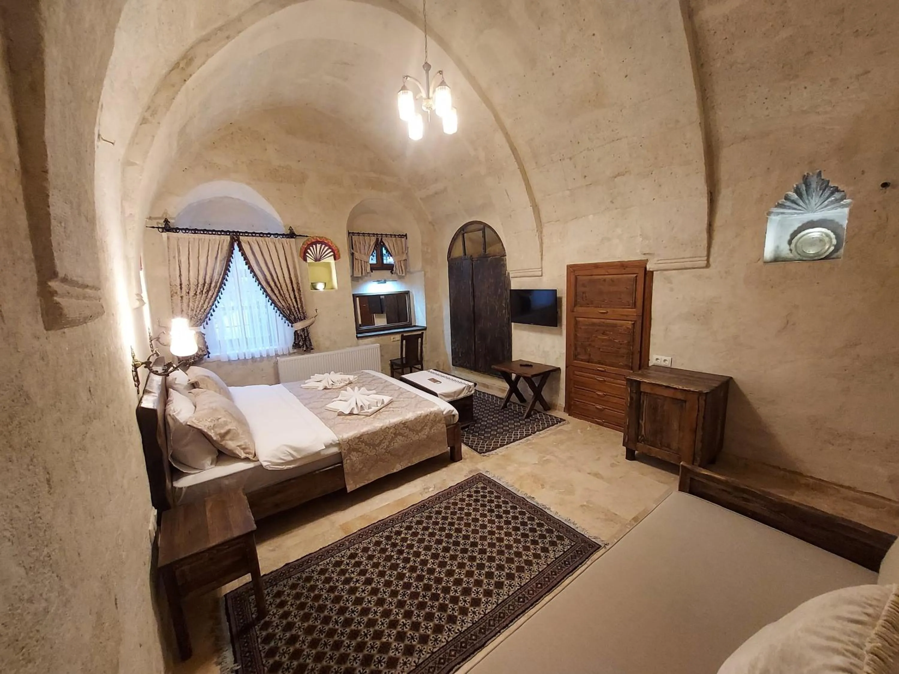 Photo of the whole room, Bed in ARMEsos Cave Hotel