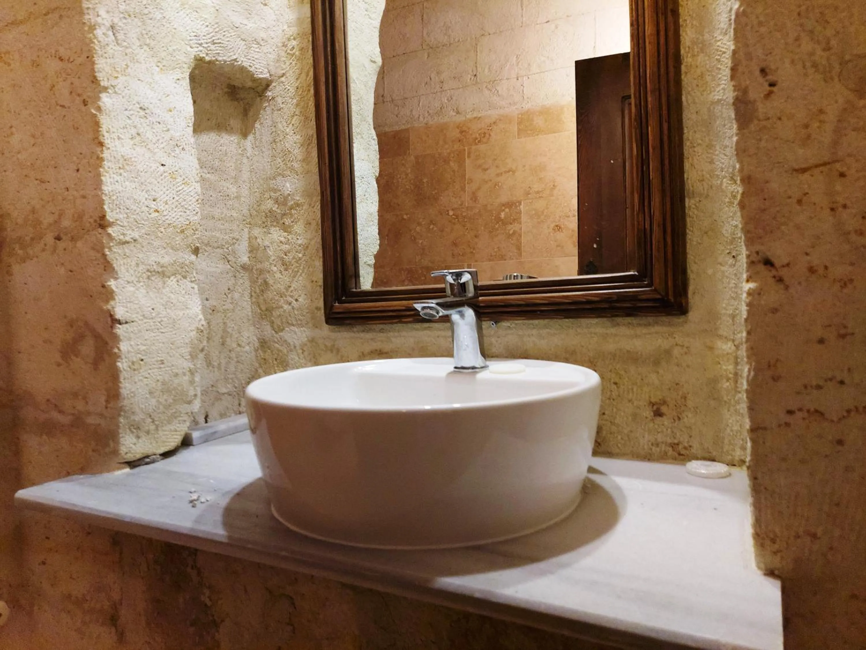 Bathroom in ARMEsos Cave Hotel