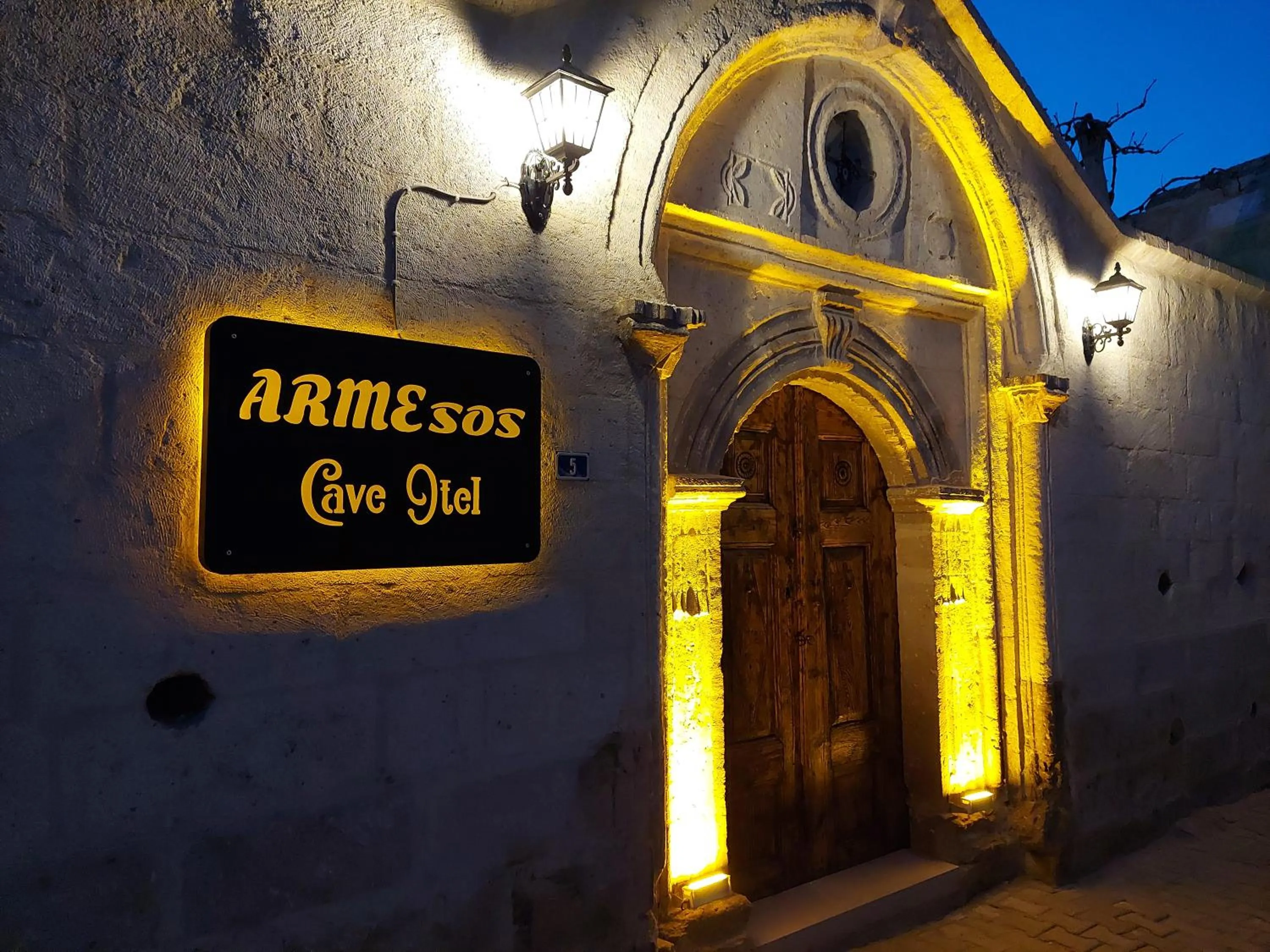 Facade/entrance in ARMEsos Cave Hotel