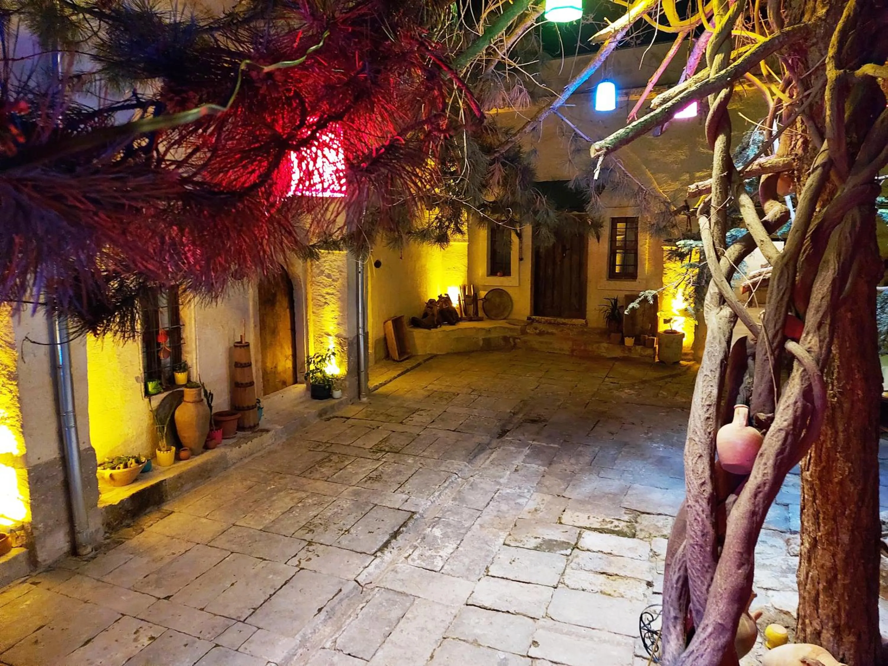 Patio in ARMEsos Cave Hotel
