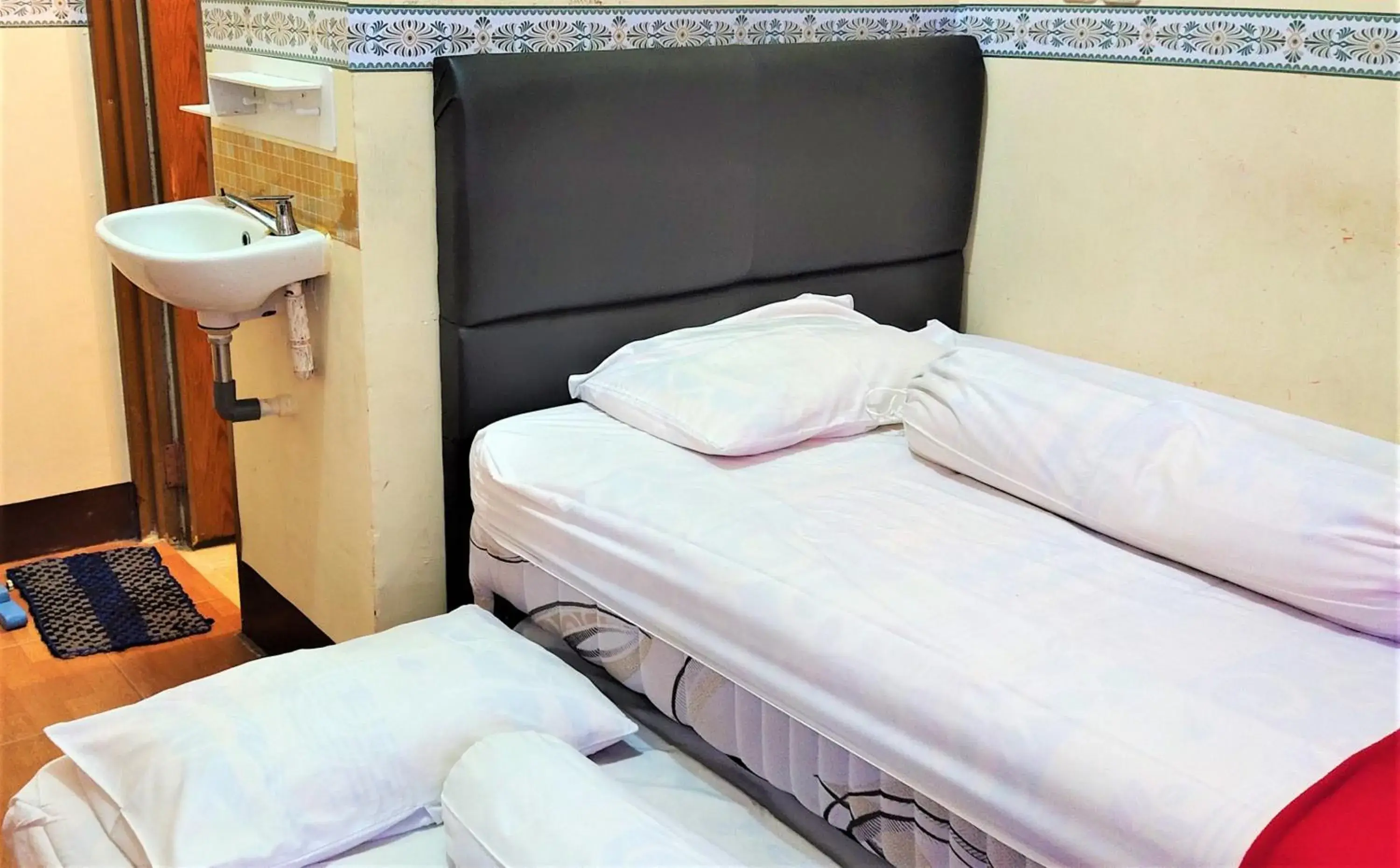 Deluxe Room in Katawa Guest House Syariah Deluxe Room in Katawa Guest House Syariah