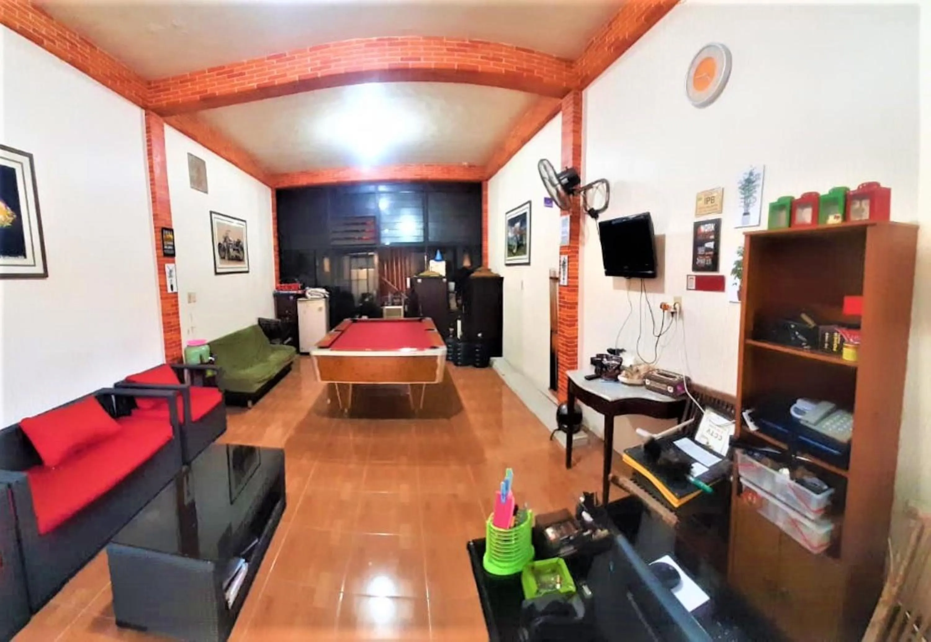 Communal lounge/ TV room in Katawa Guest House Syariah