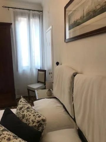 Bed in B&B Al Teatro with canal view