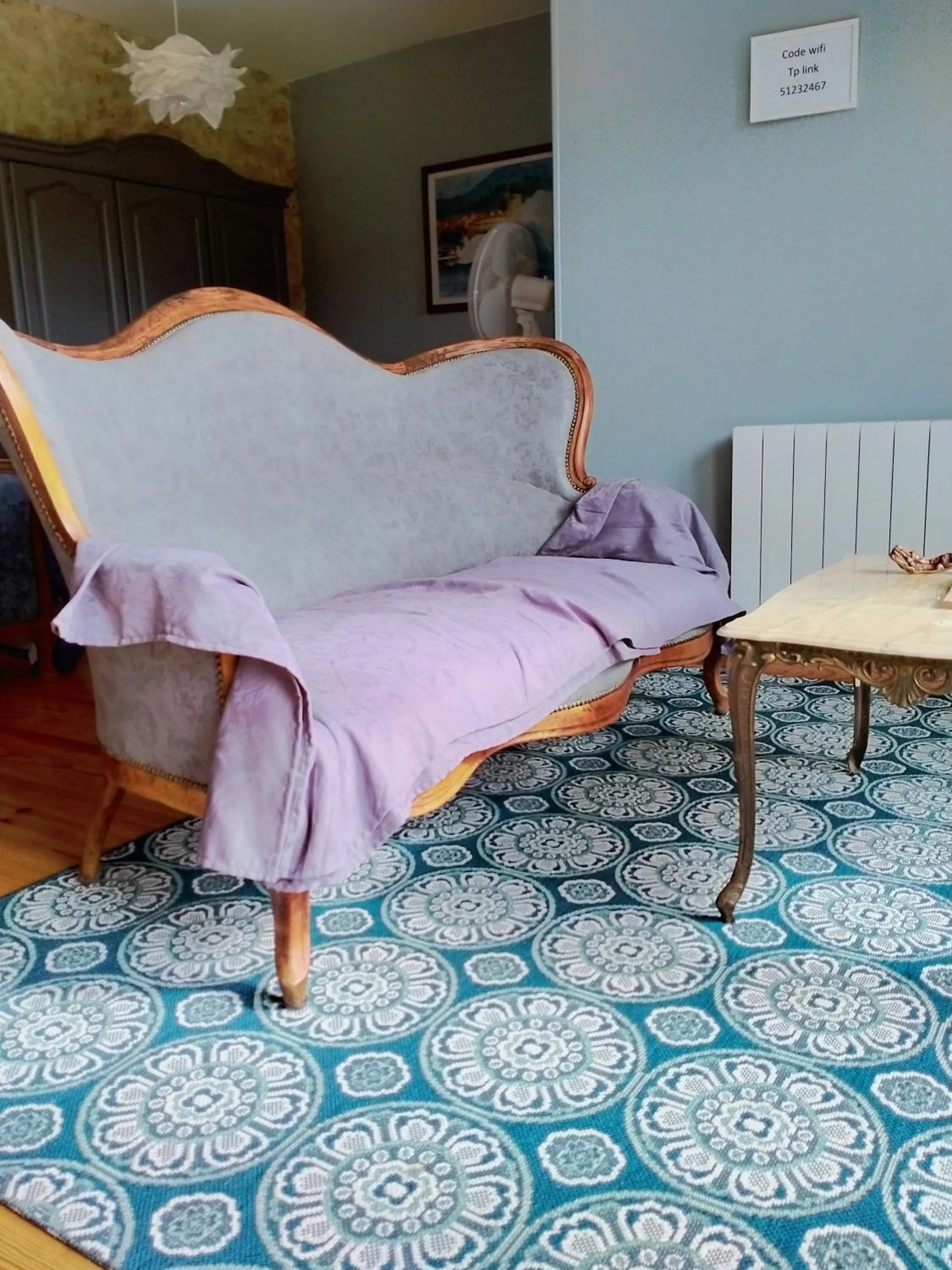 Living room, Bed in La Cadournaise