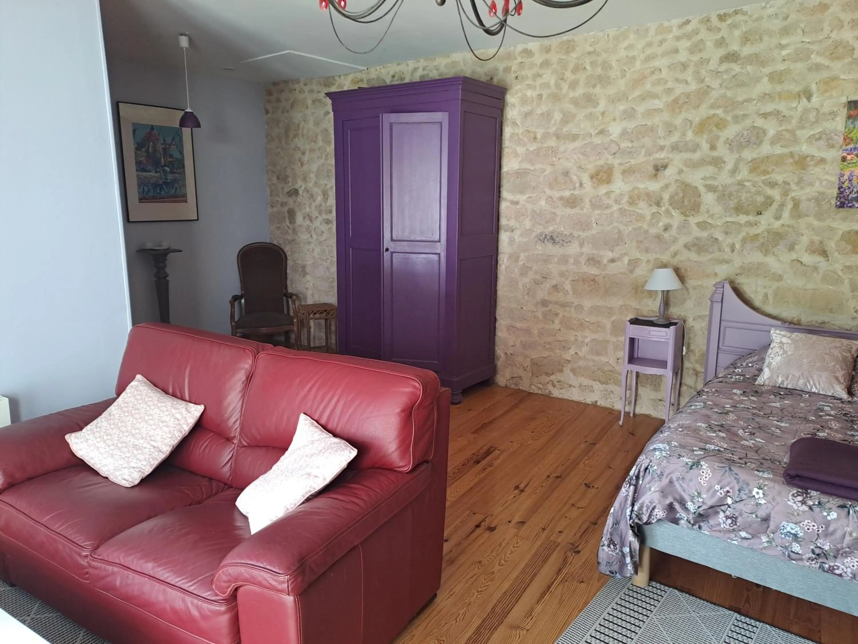 Communal lounge/ TV room, Bed in La Cadournaise