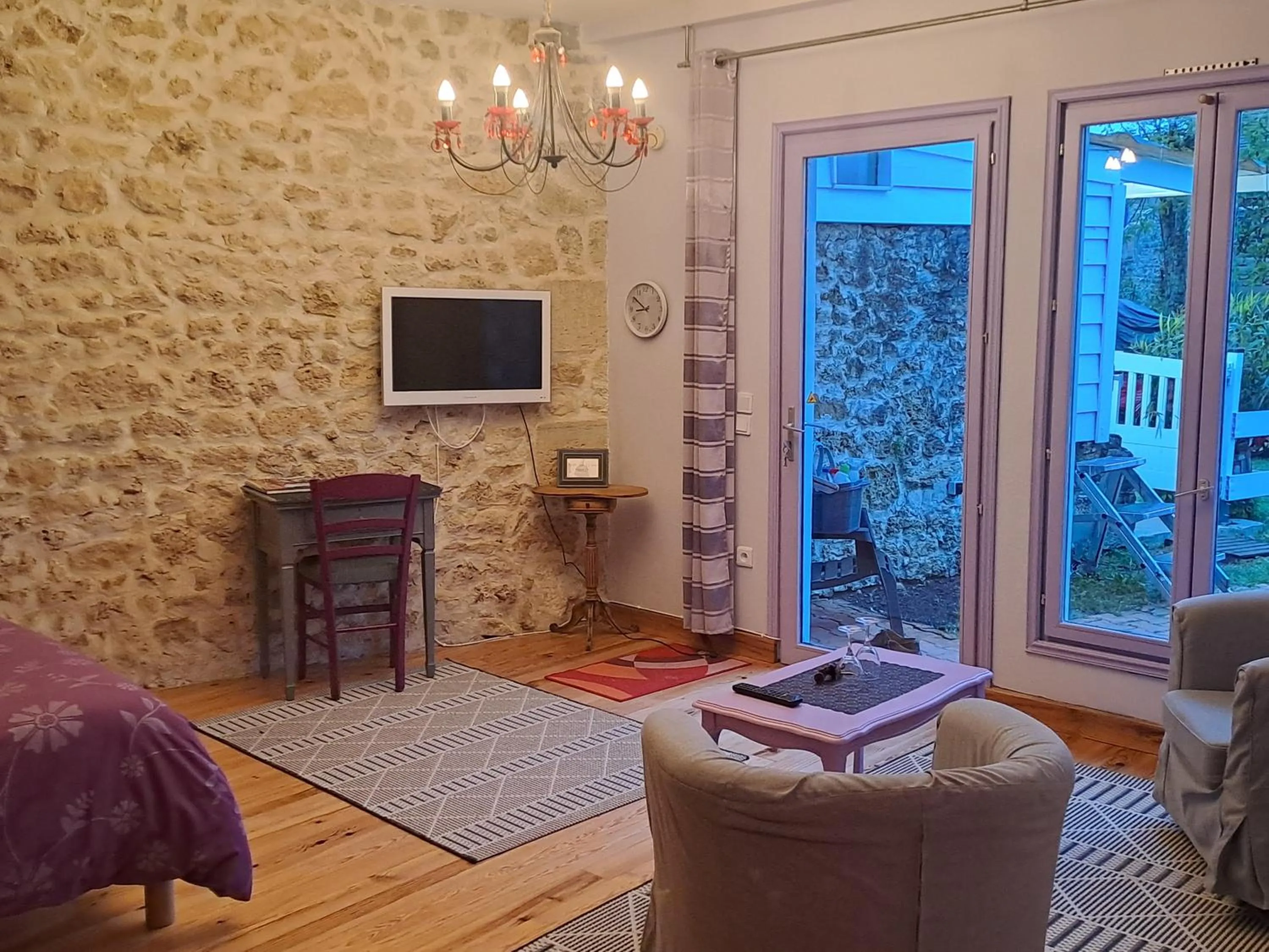 Seating area in La Cadournaise