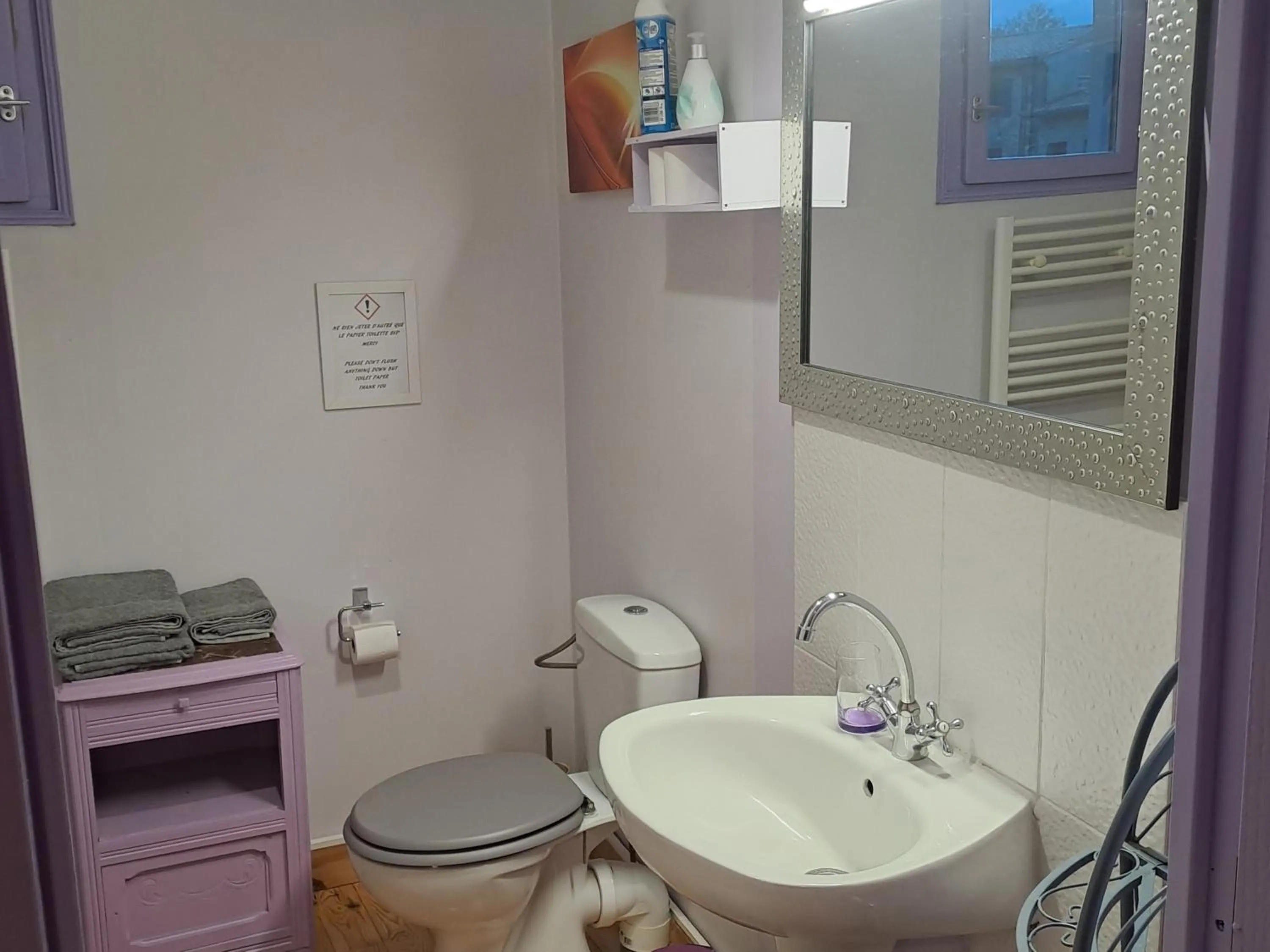 Bathroom in La Cadournaise