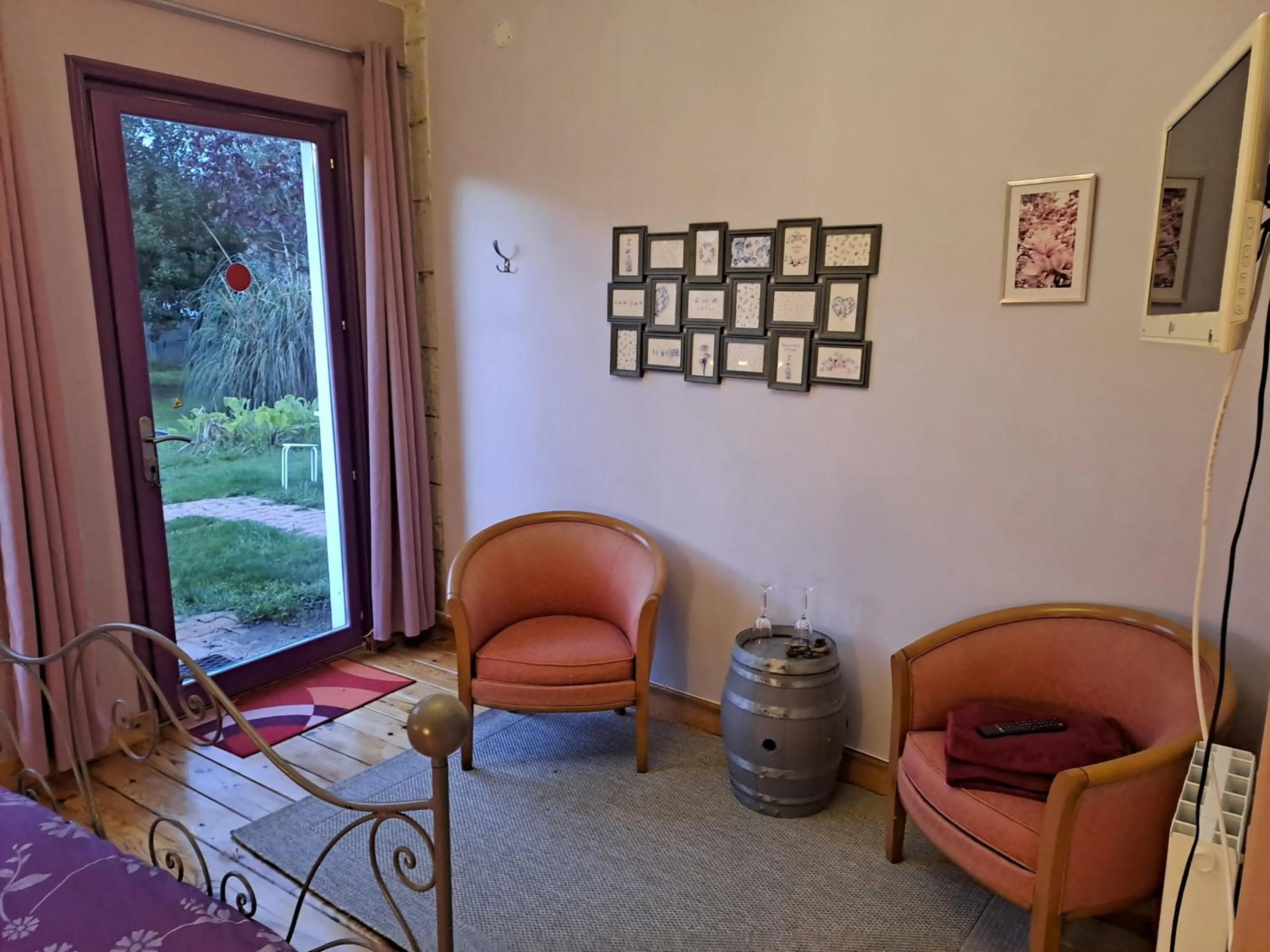 Seating area in La Cadournaise