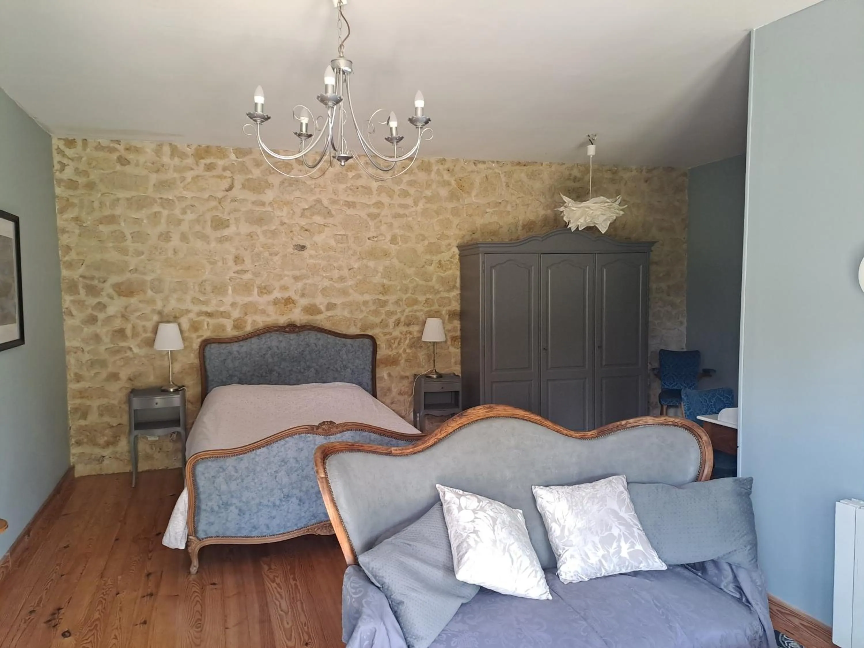 Property building, Bed in La Cadournaise