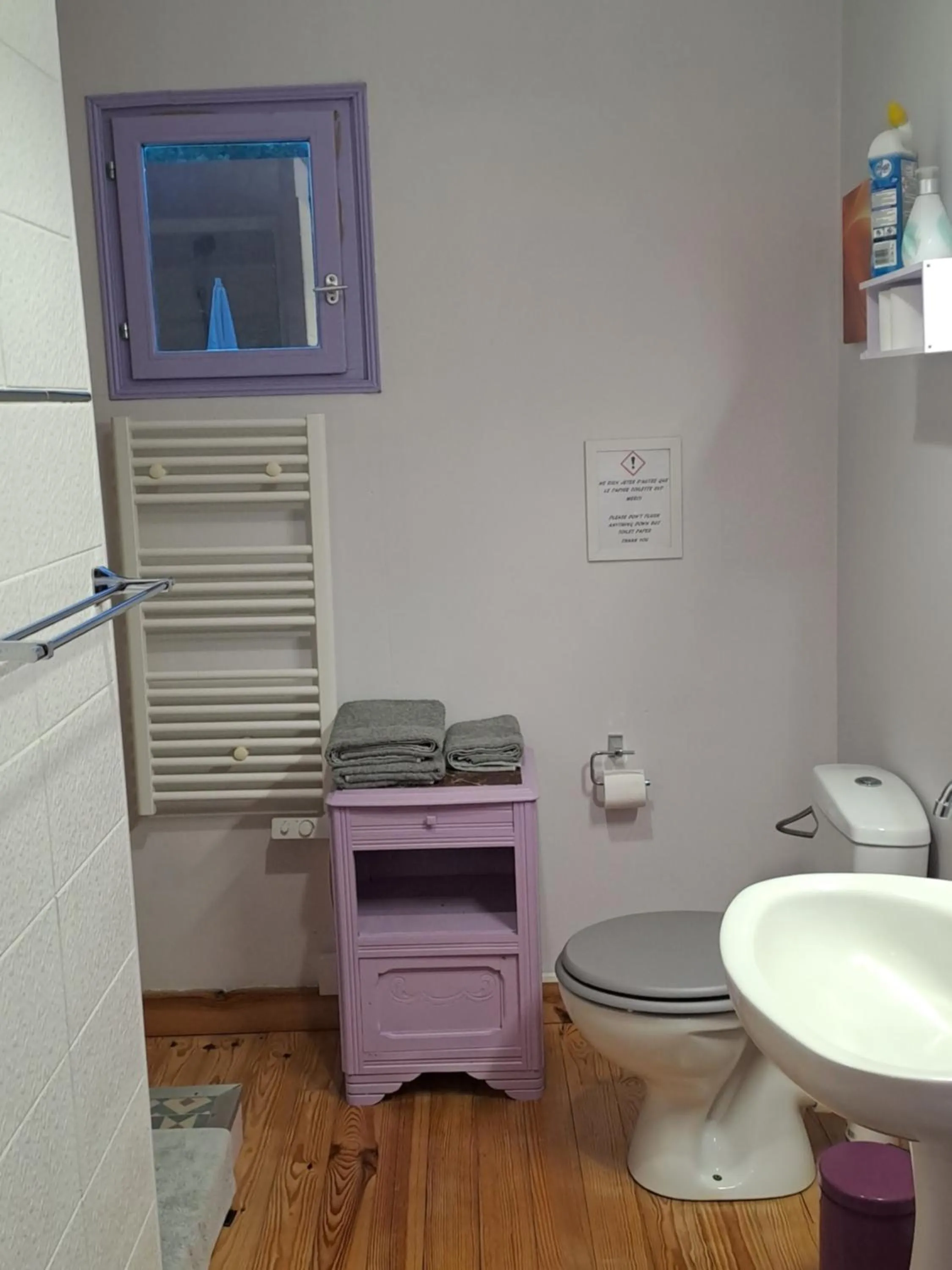 Bathroom in La Cadournaise