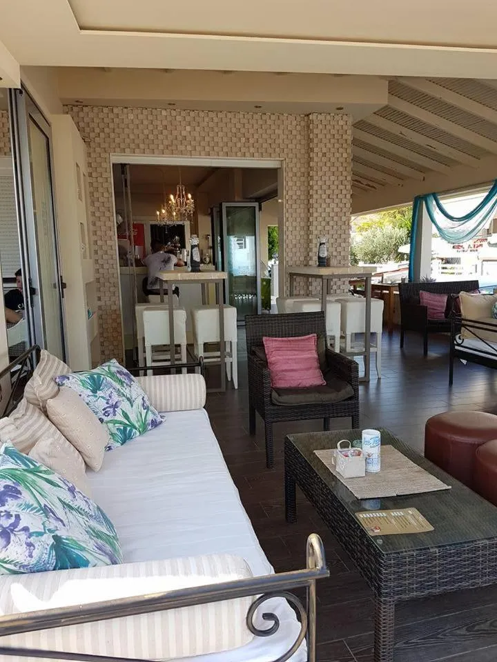 Lounge or bar, Bed in Hotel Pithari