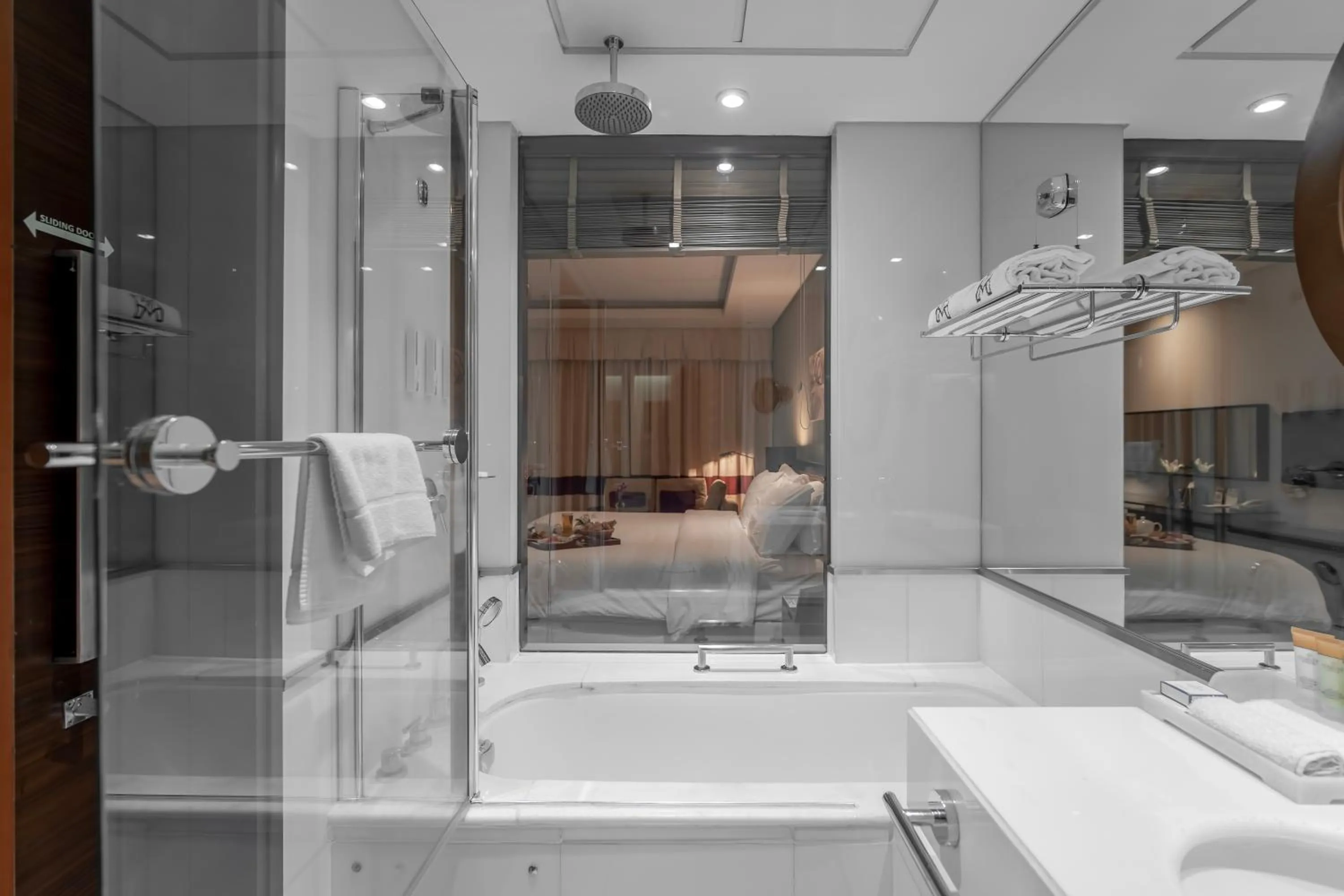 Bathroom, Bed in Majestic Premier Hotel Burdubai