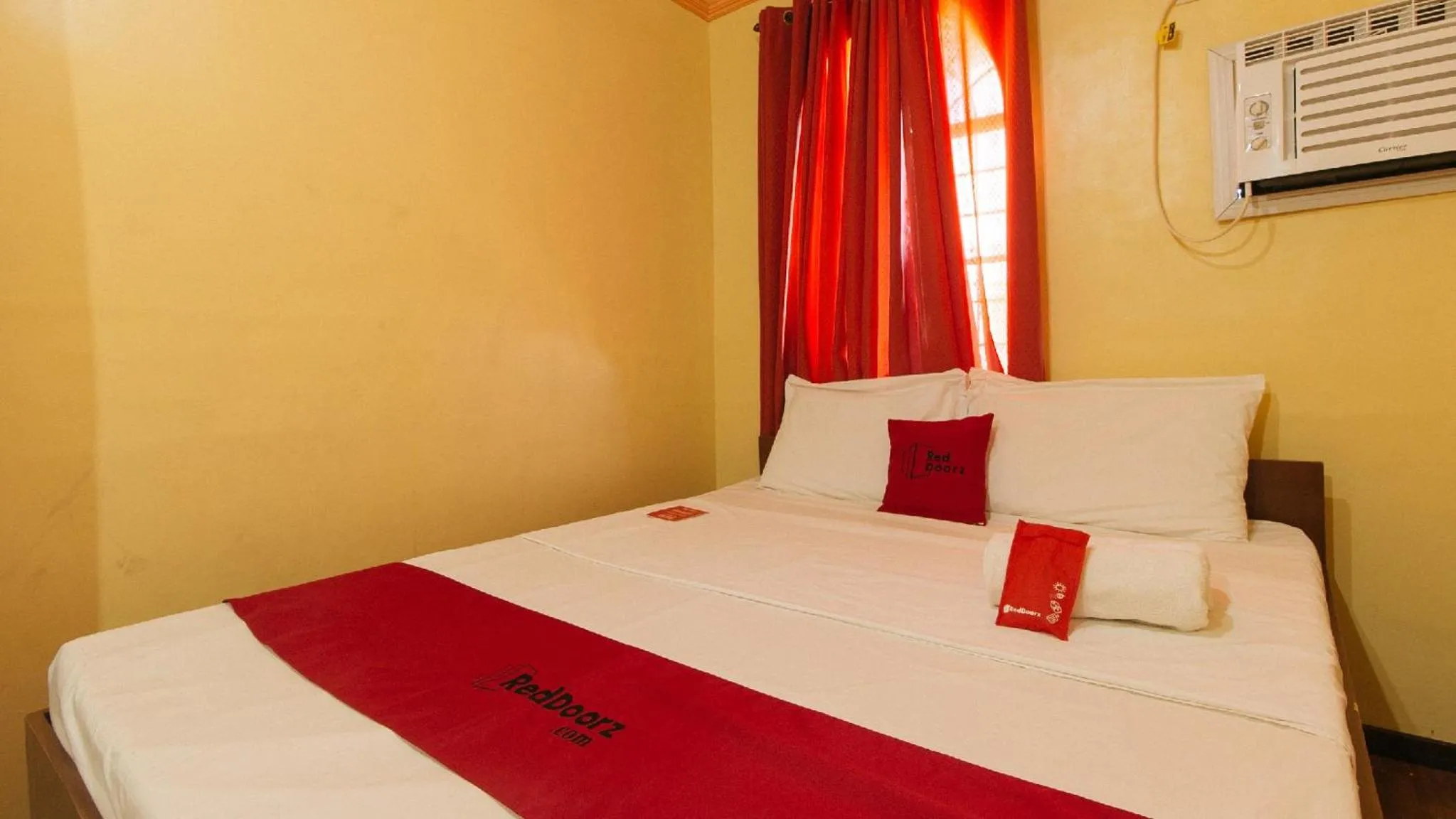 Photo of the whole room, Bed in RedDoorz near SM Batangas City
