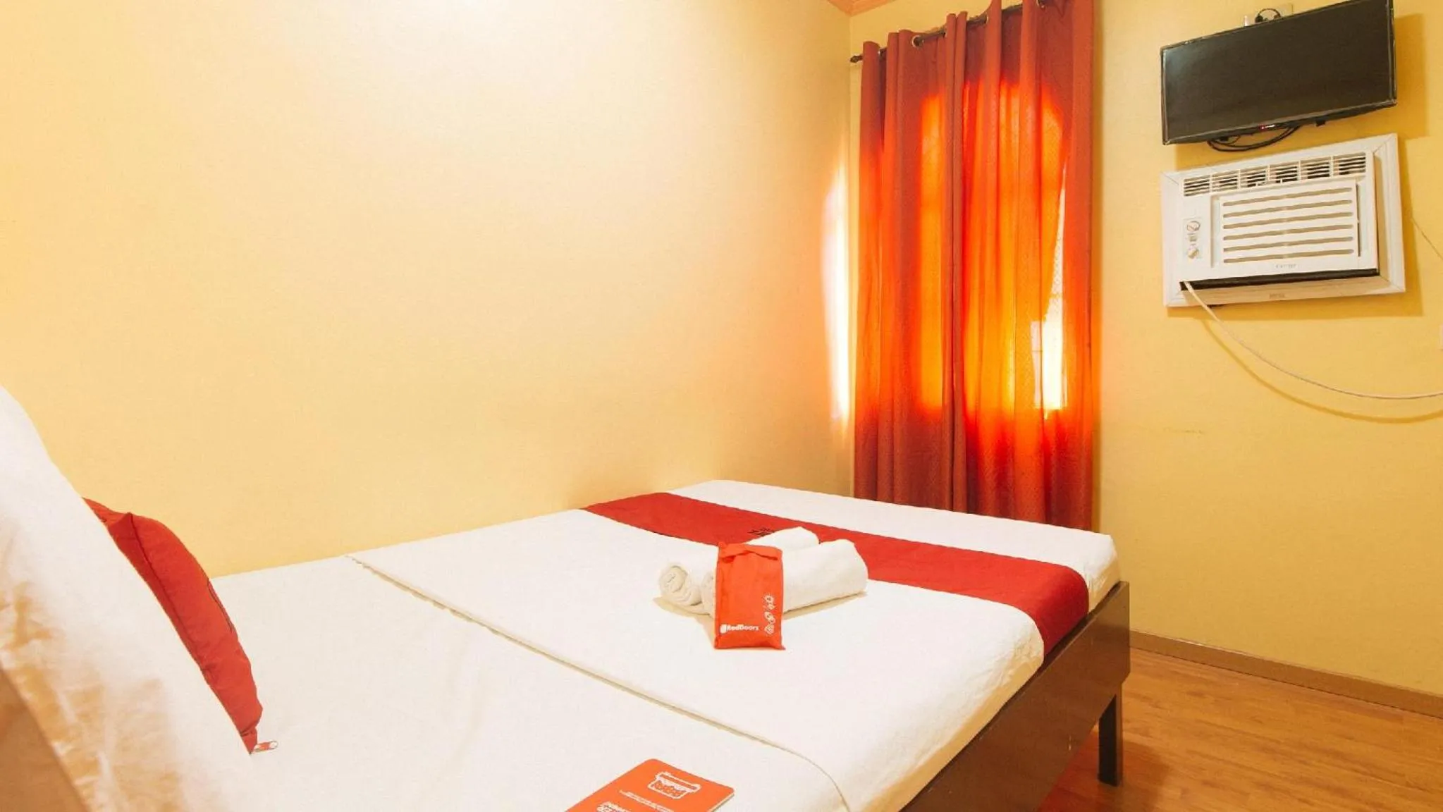 Photo of the whole room, Bed in RedDoorz near SM Batangas City