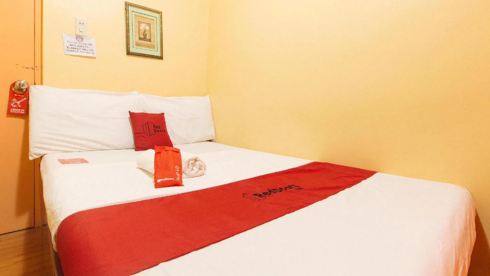 Photo of the whole room, Bed in RedDoorz near SM Batangas City