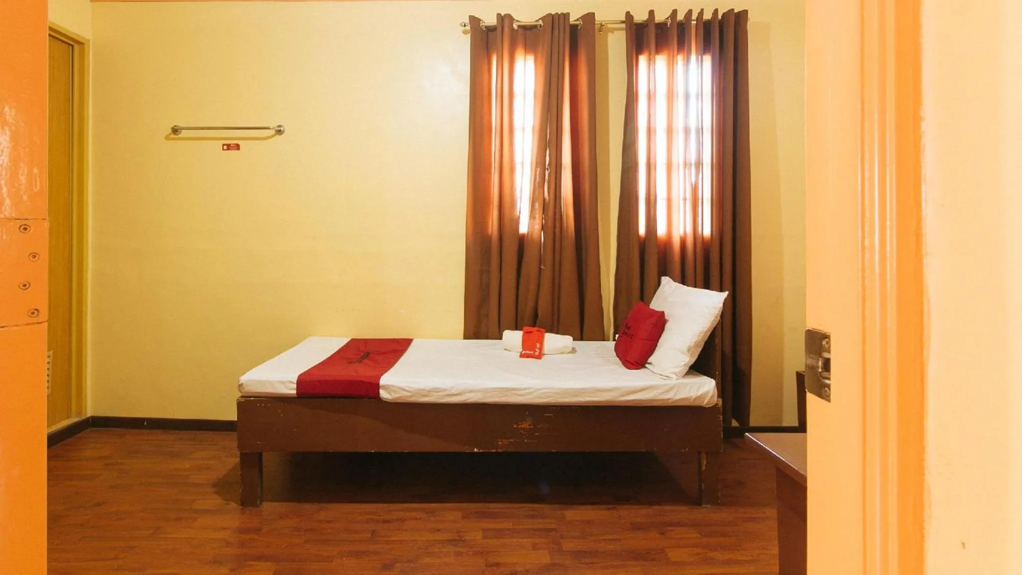 Bedroom, Bed in RedDoorz near SM Batangas City