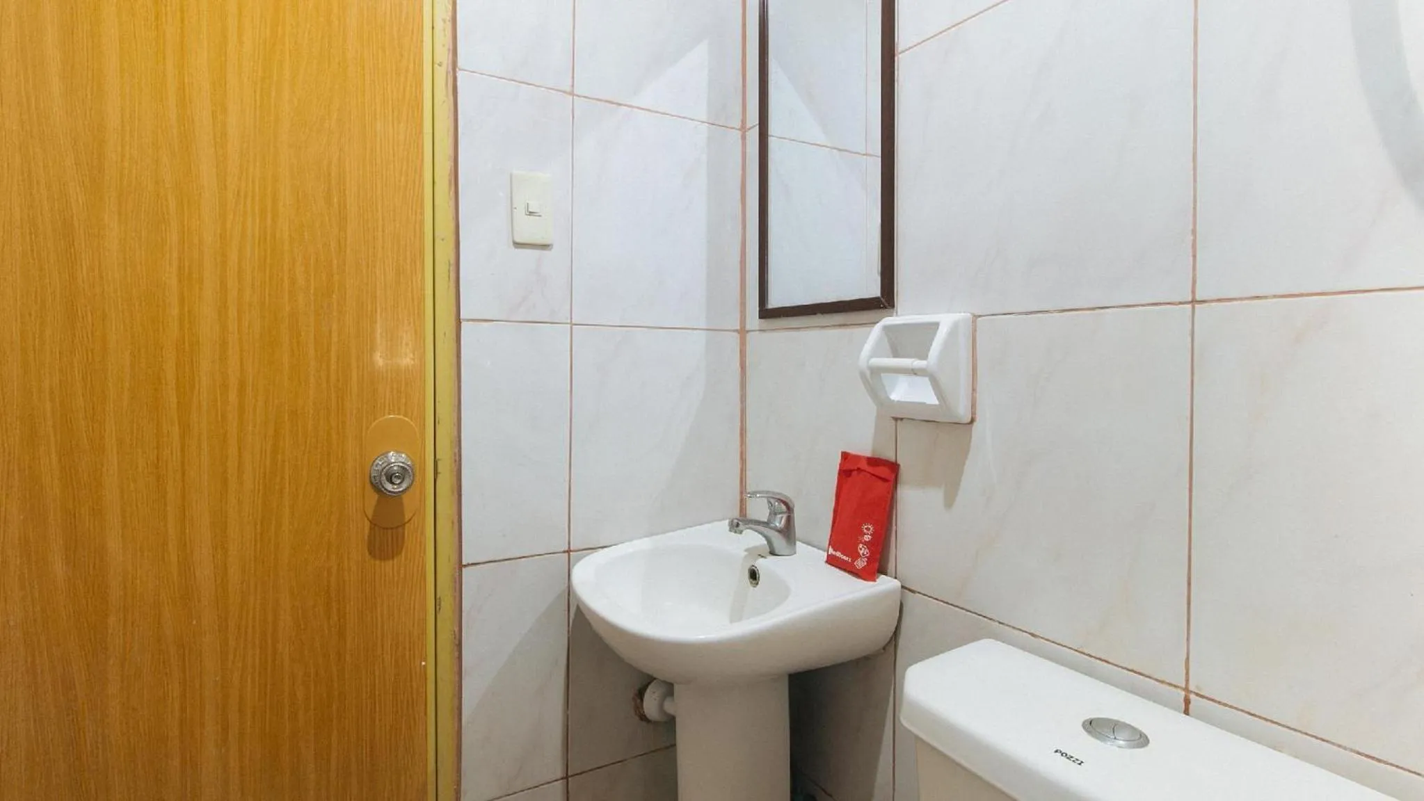 Shower in RedDoorz near SM Batangas City