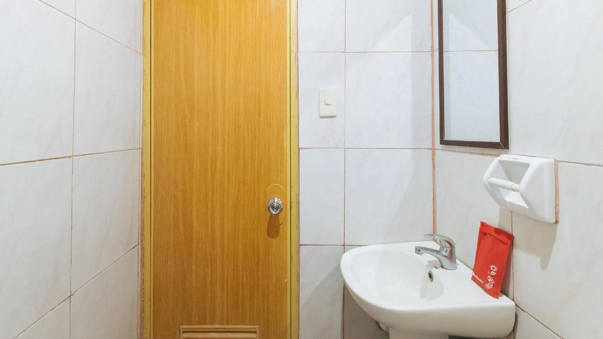 Bathroom in RedDoorz near SM Batangas City