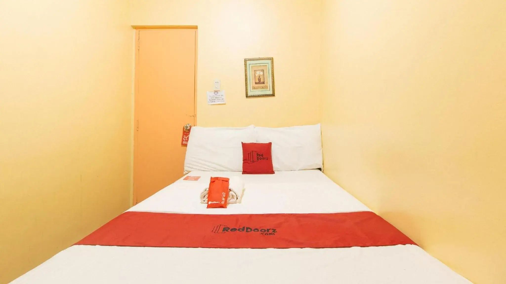 Standard Double Room in RedDoorz near SM Batangas City Standard Double Room in RedDoorz near SM Batangas City