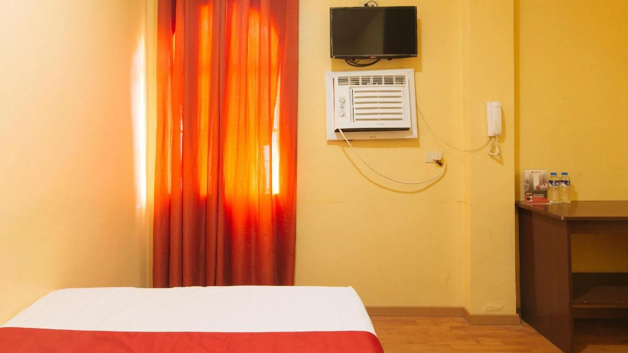 TV and multimedia, Bed in RedDoorz near SM Batangas City