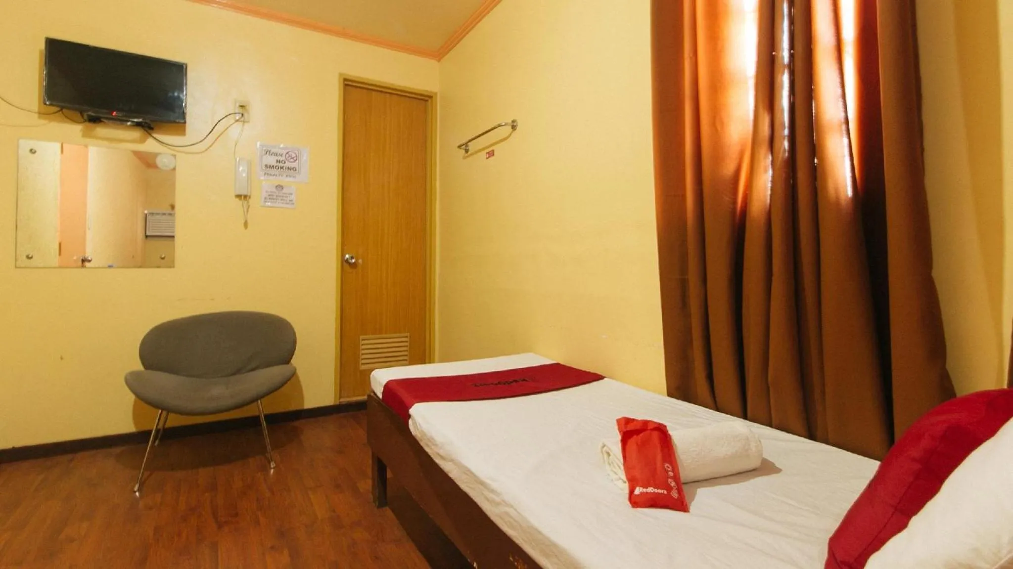 TV and multimedia, Bed in RedDoorz near SM Batangas City