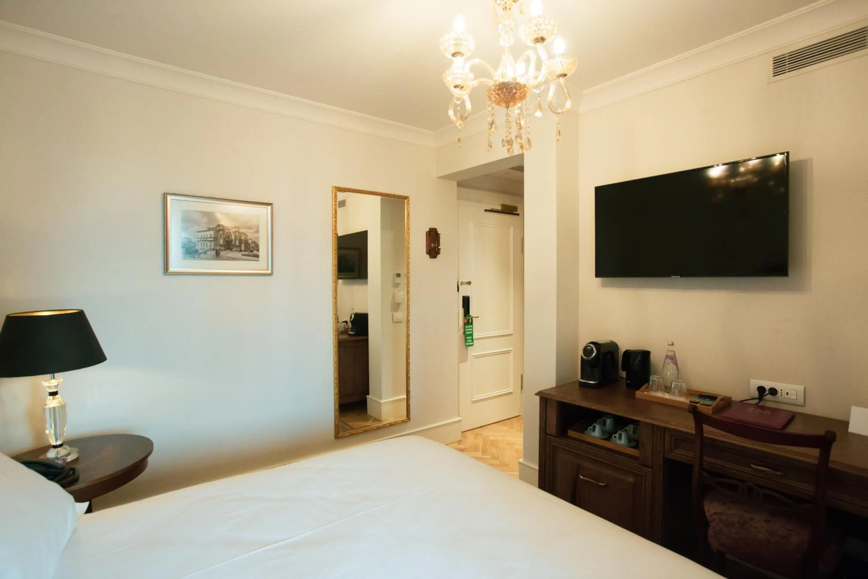 Photo of the whole room, Bed in Ebel Boutique Hotel