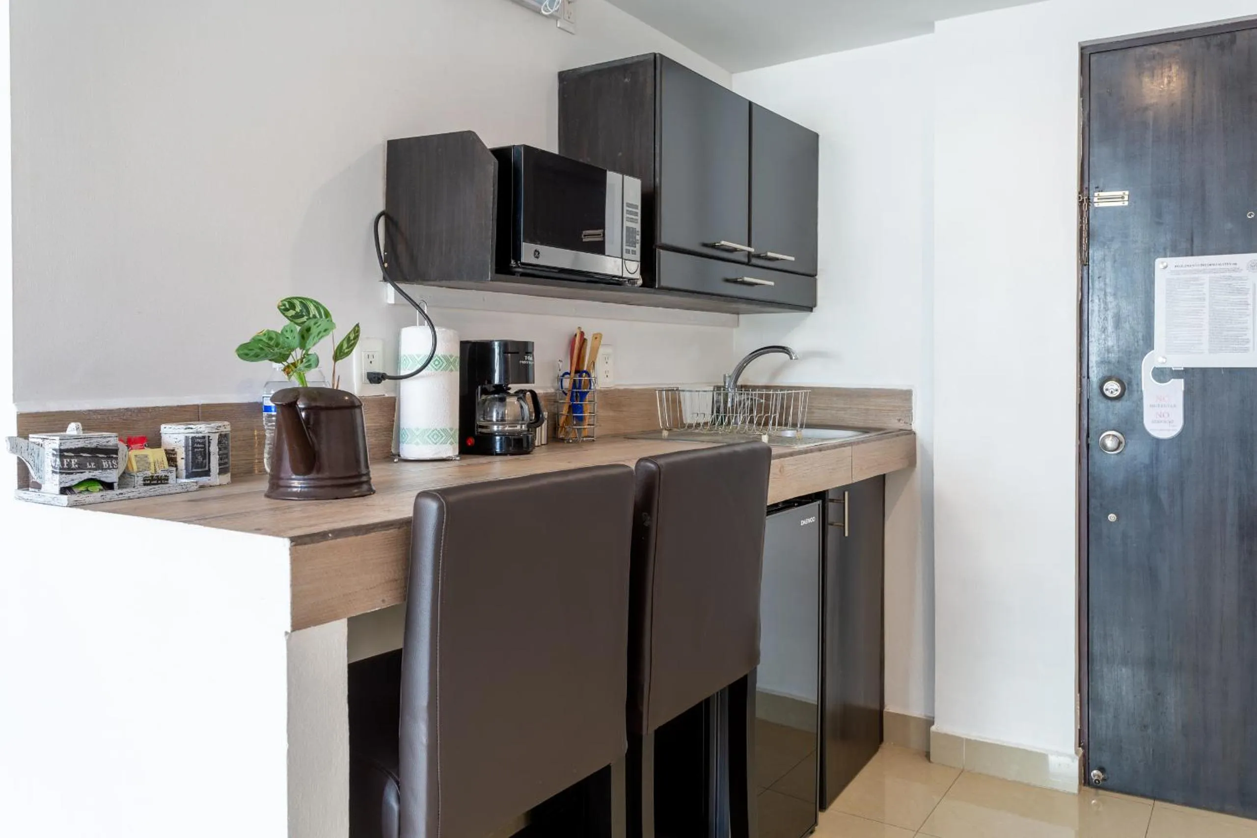 Coffee/tea facilities in Suites 259 Condesa