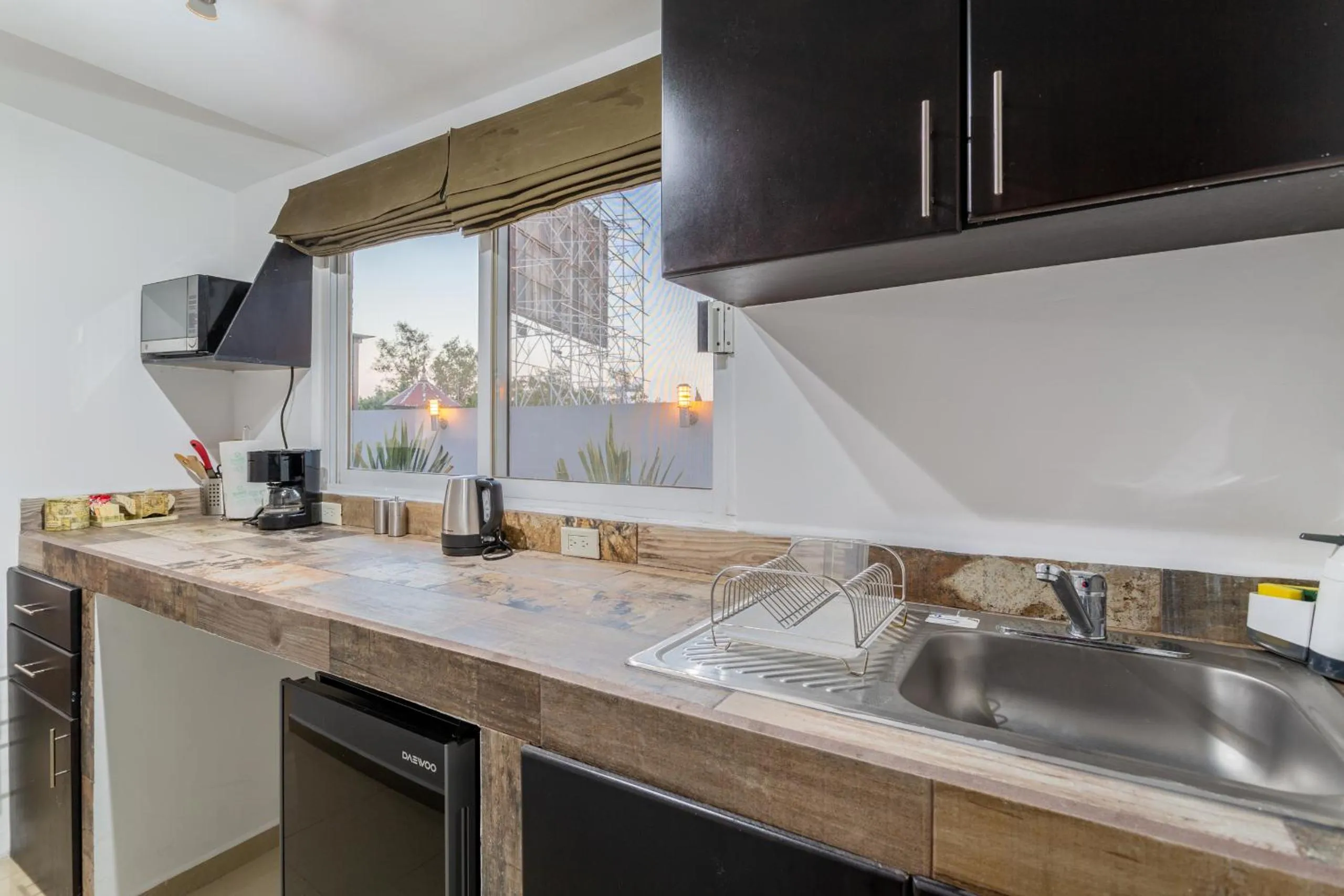 Coffee/tea facilities in Suites 259 Condesa