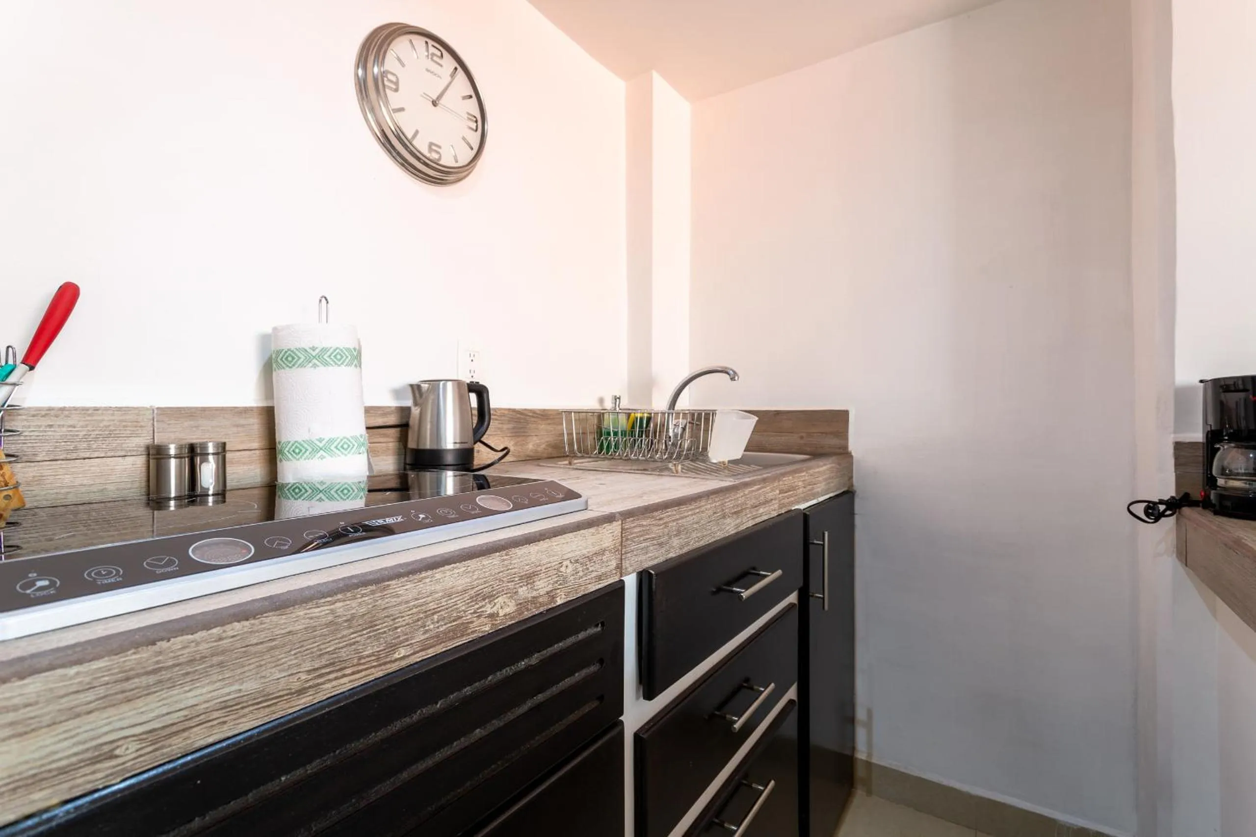 Coffee/tea facilities in Suites 259 Condesa