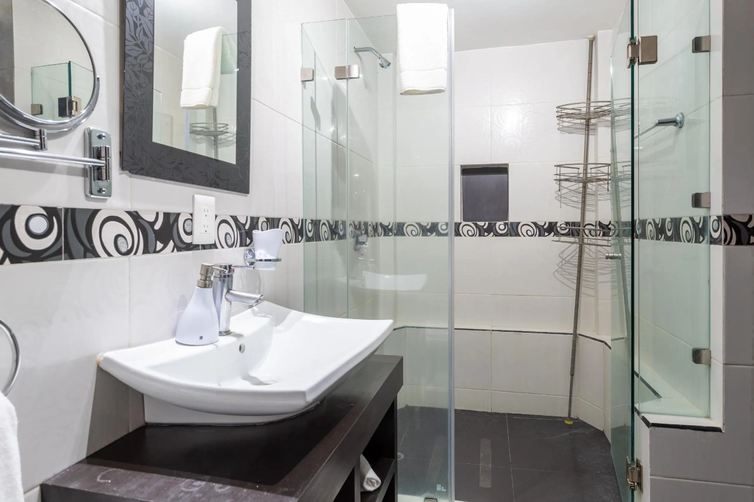 Shower in Suites 259 Condesa