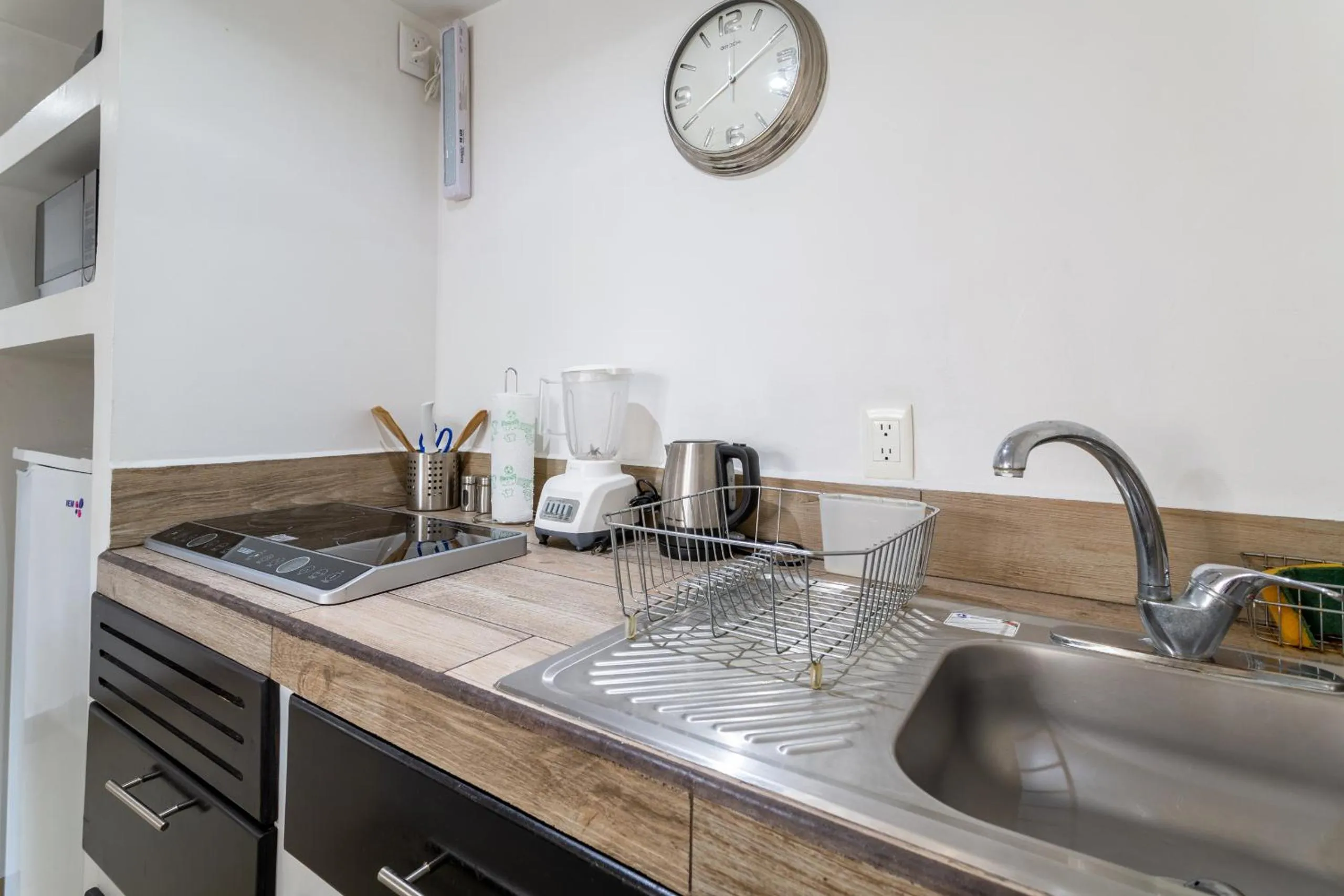 Coffee/tea facilities in Suites 259 Condesa