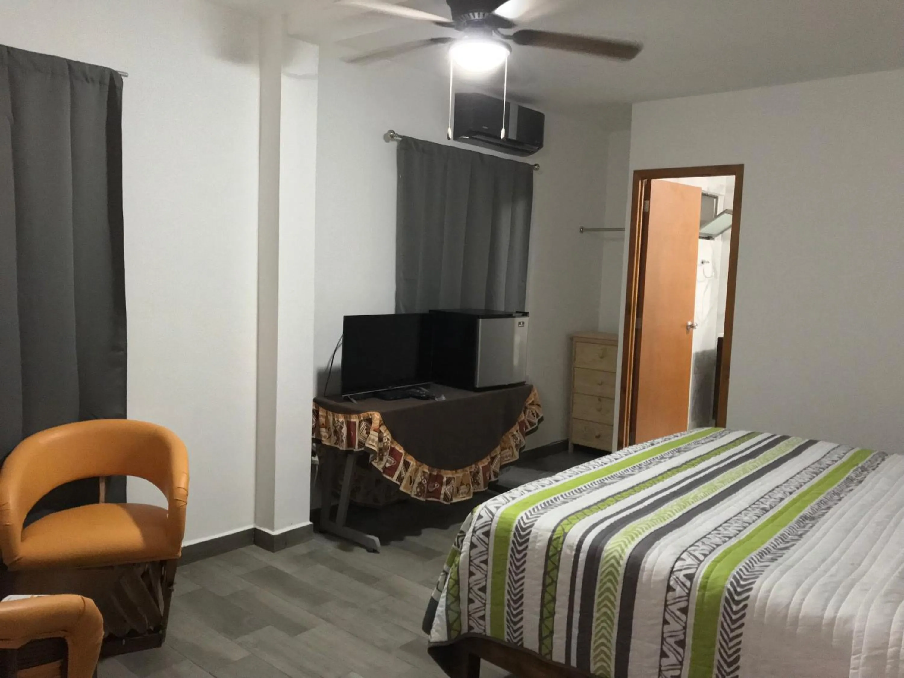 Photo of the whole room, Bed in Suites Fenicia