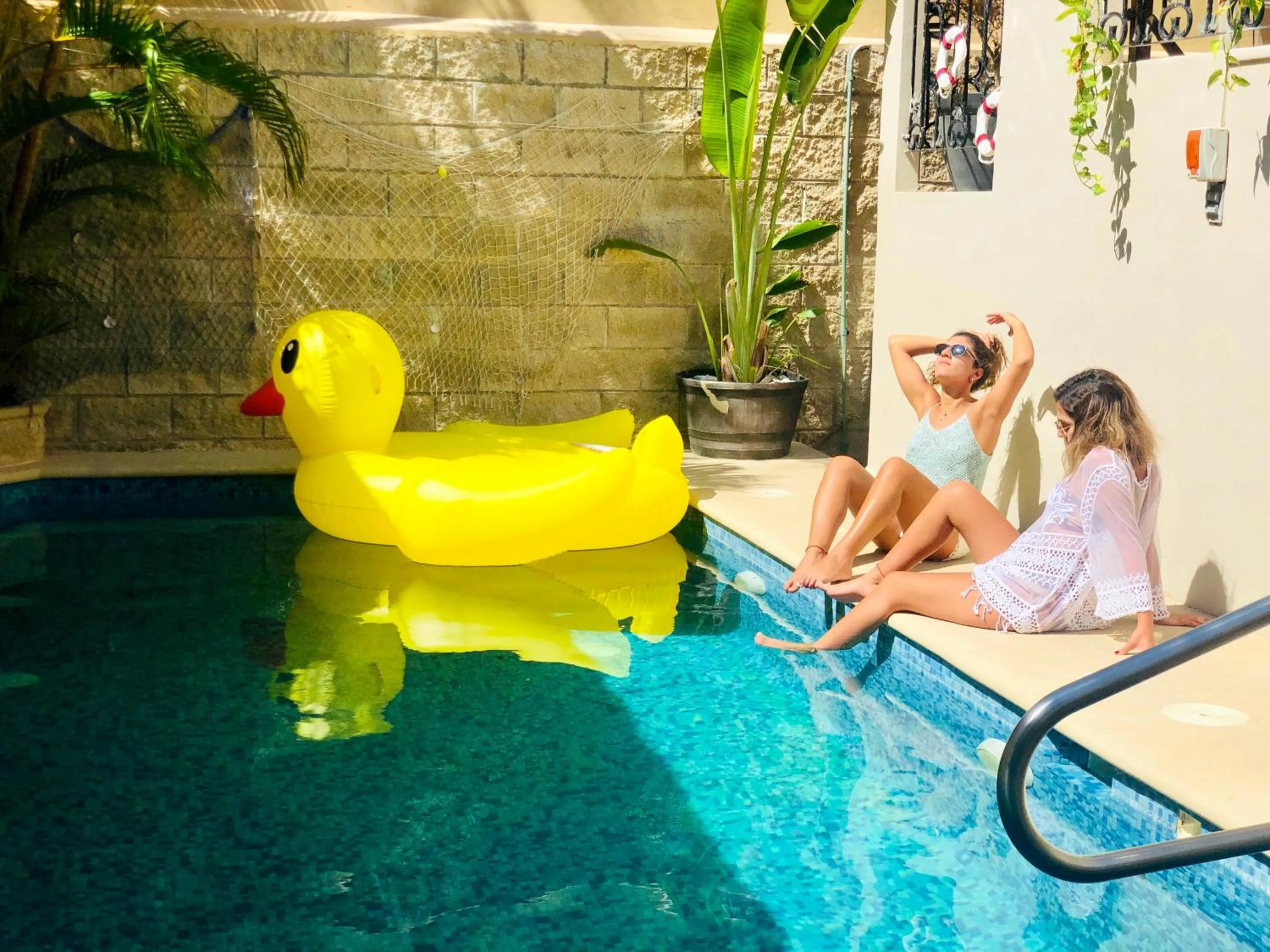 People in Suites Fenicia