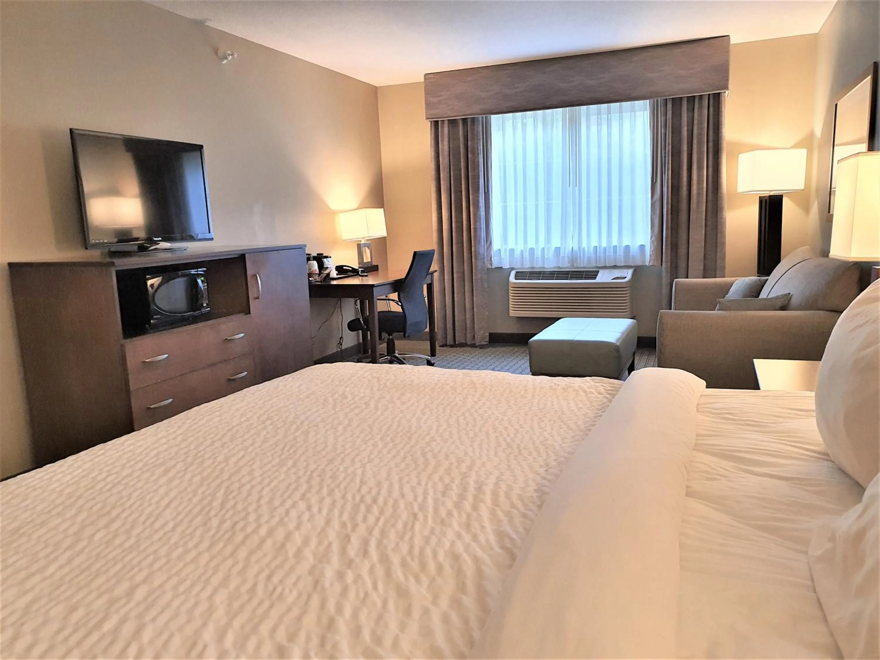 Bed in AmeriVu Inn and Suites - Chisago City