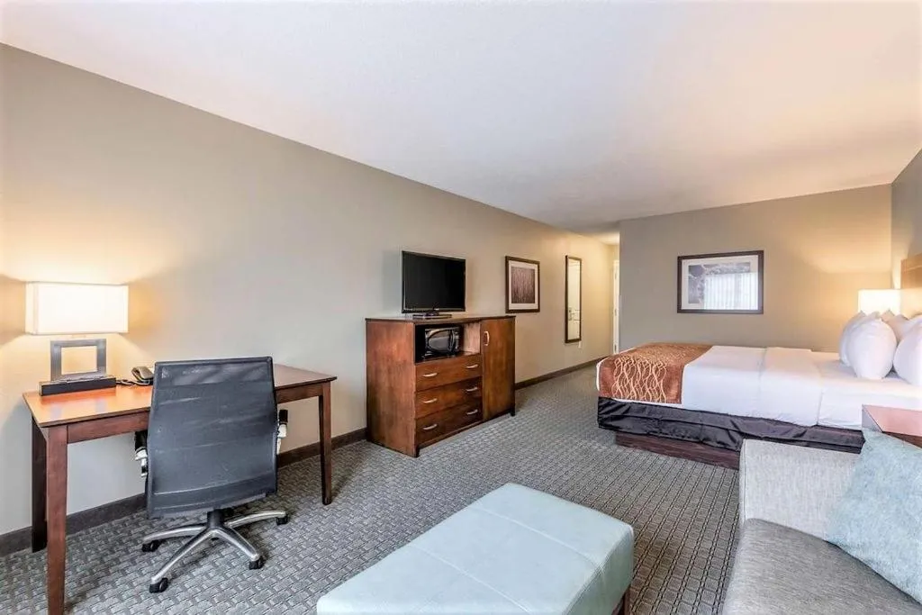 Bed in AmeriVu Inn and Suites - Chisago City