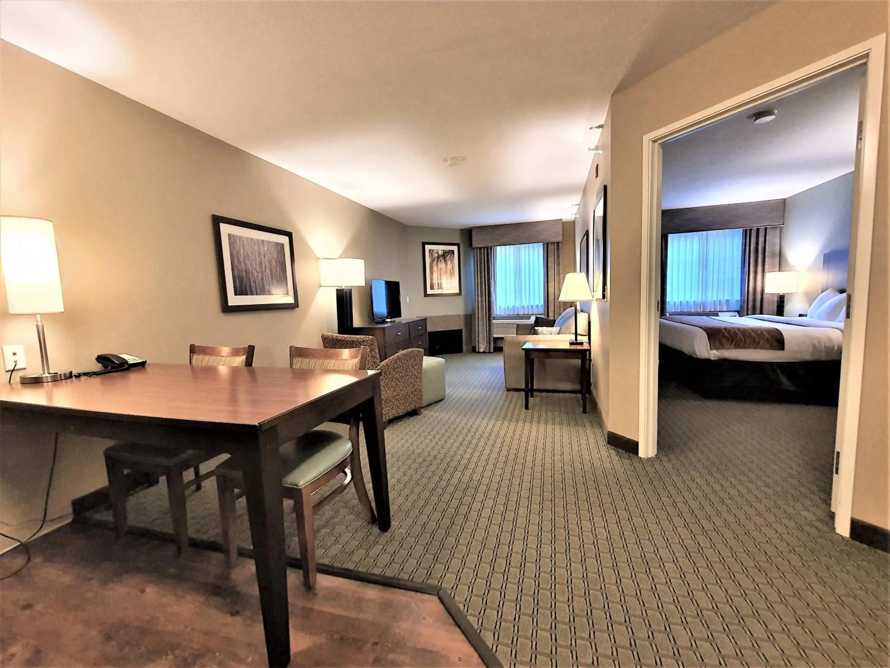 Bed in AmeriVu Inn and Suites - Chisago City