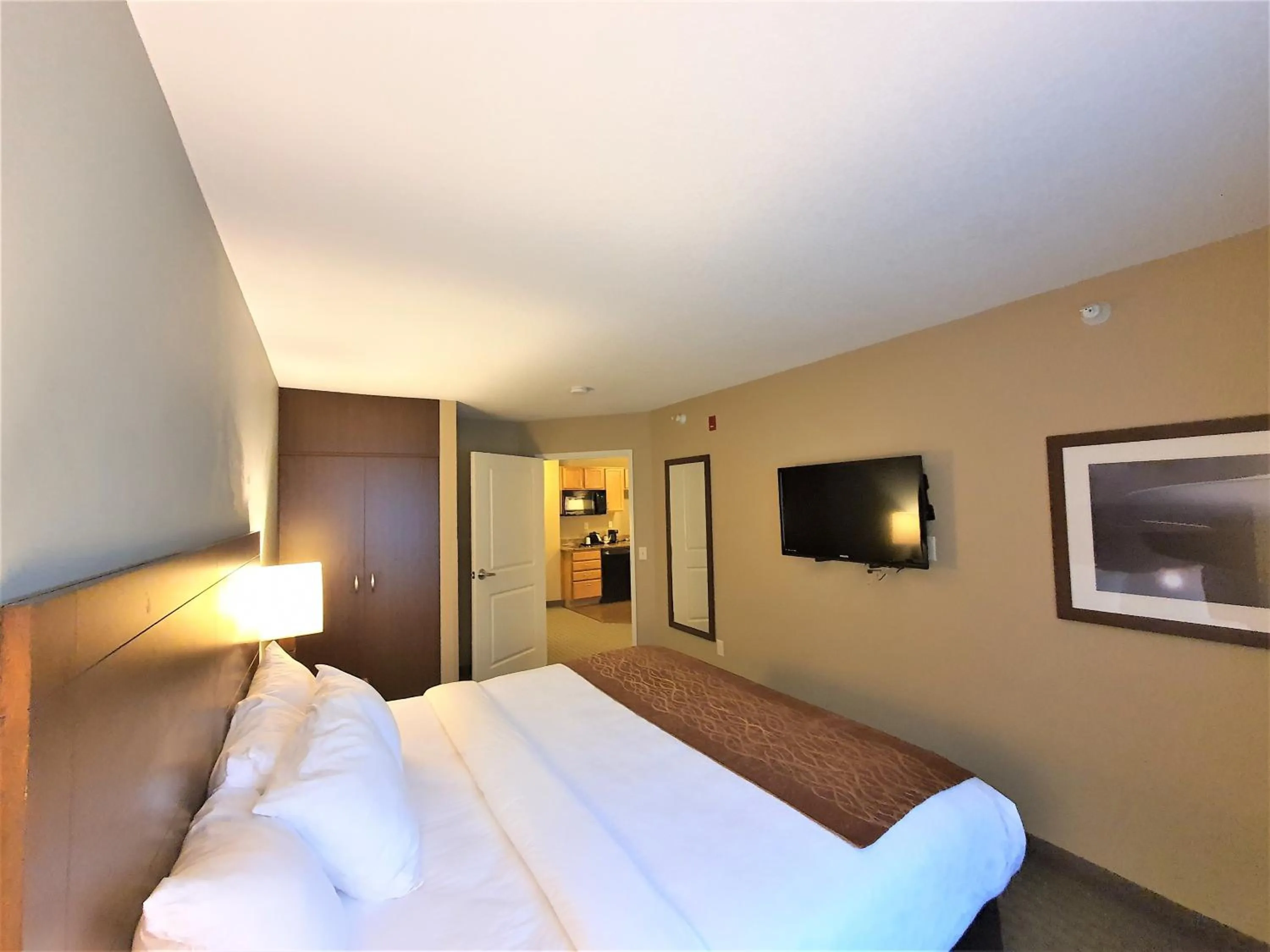 Bed in AmeriVu Inn and Suites - Chisago City