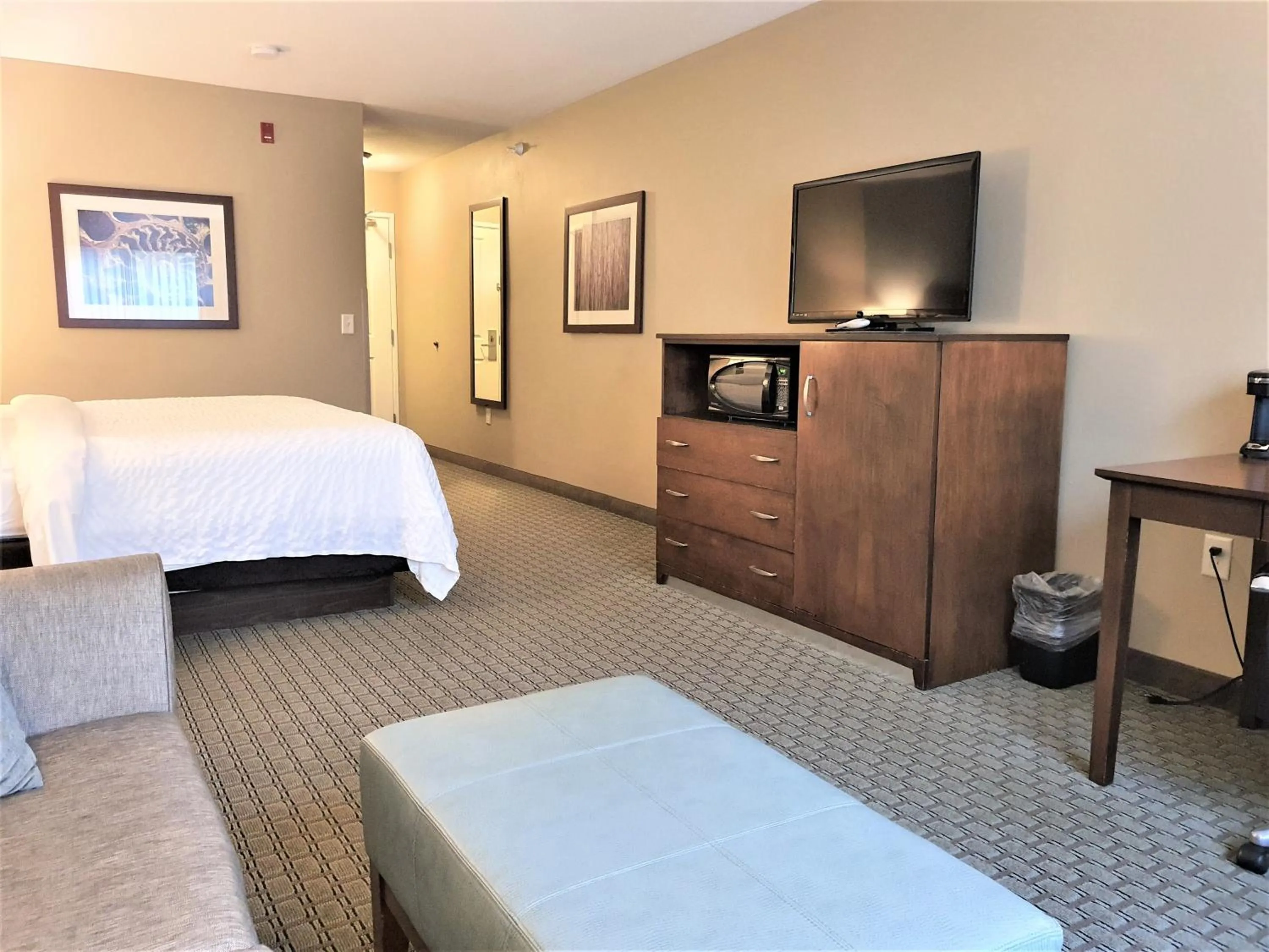 Bed in AmeriVu Inn and Suites - Chisago City
